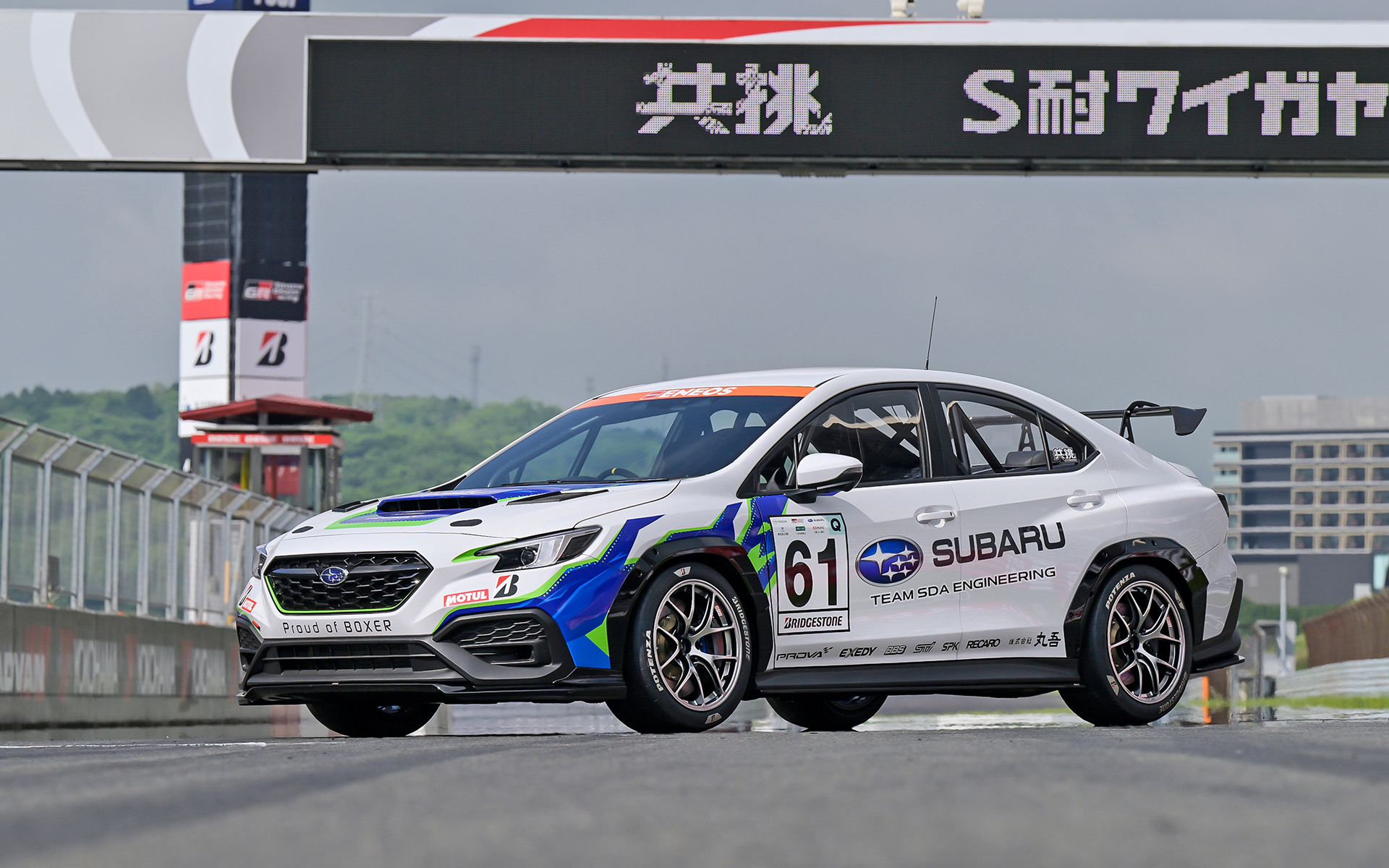 今後スーパー耐久レースに参戦する予定の4ドアセダンベースの新型車両