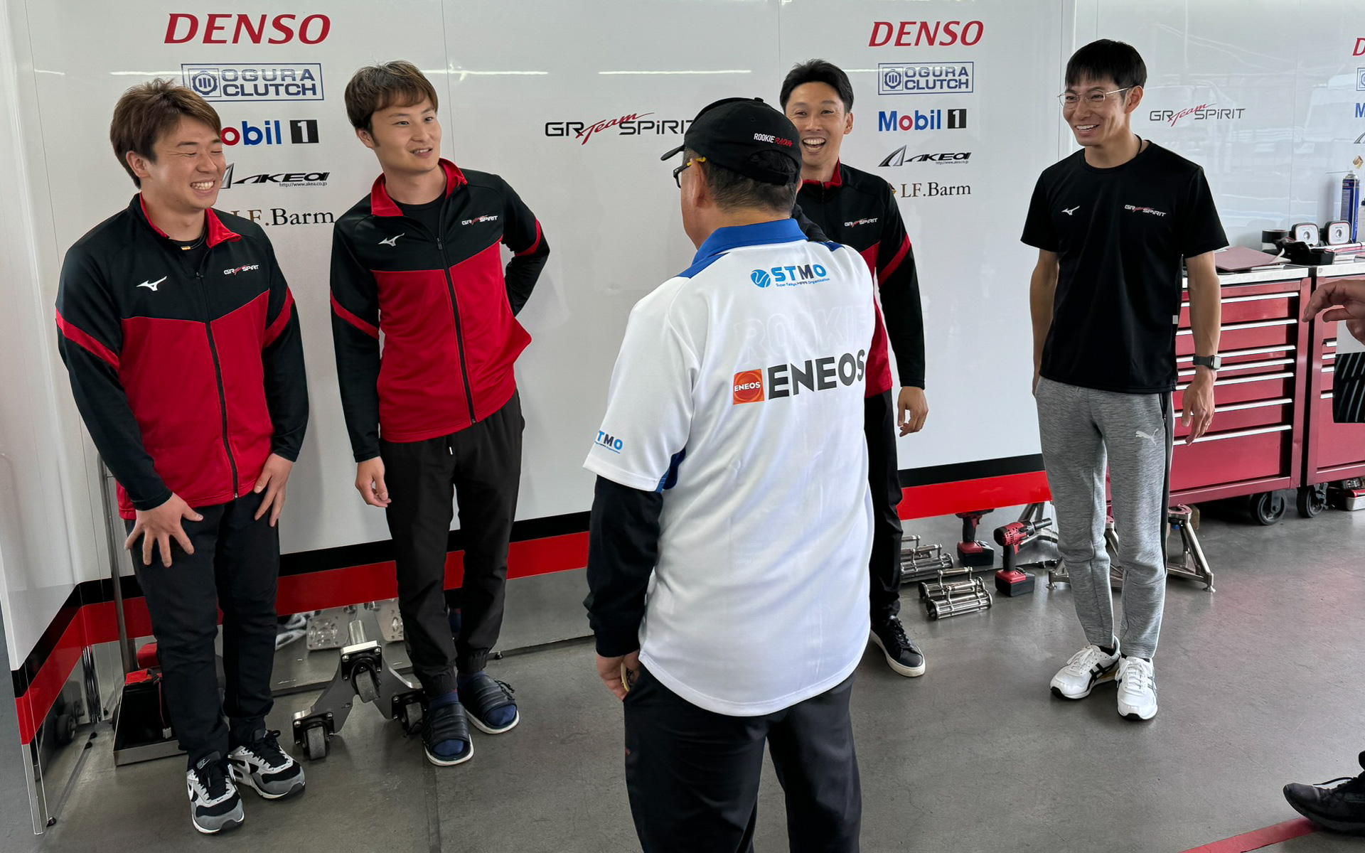 STMO理事長として全ピットを訪問する豊田章男氏