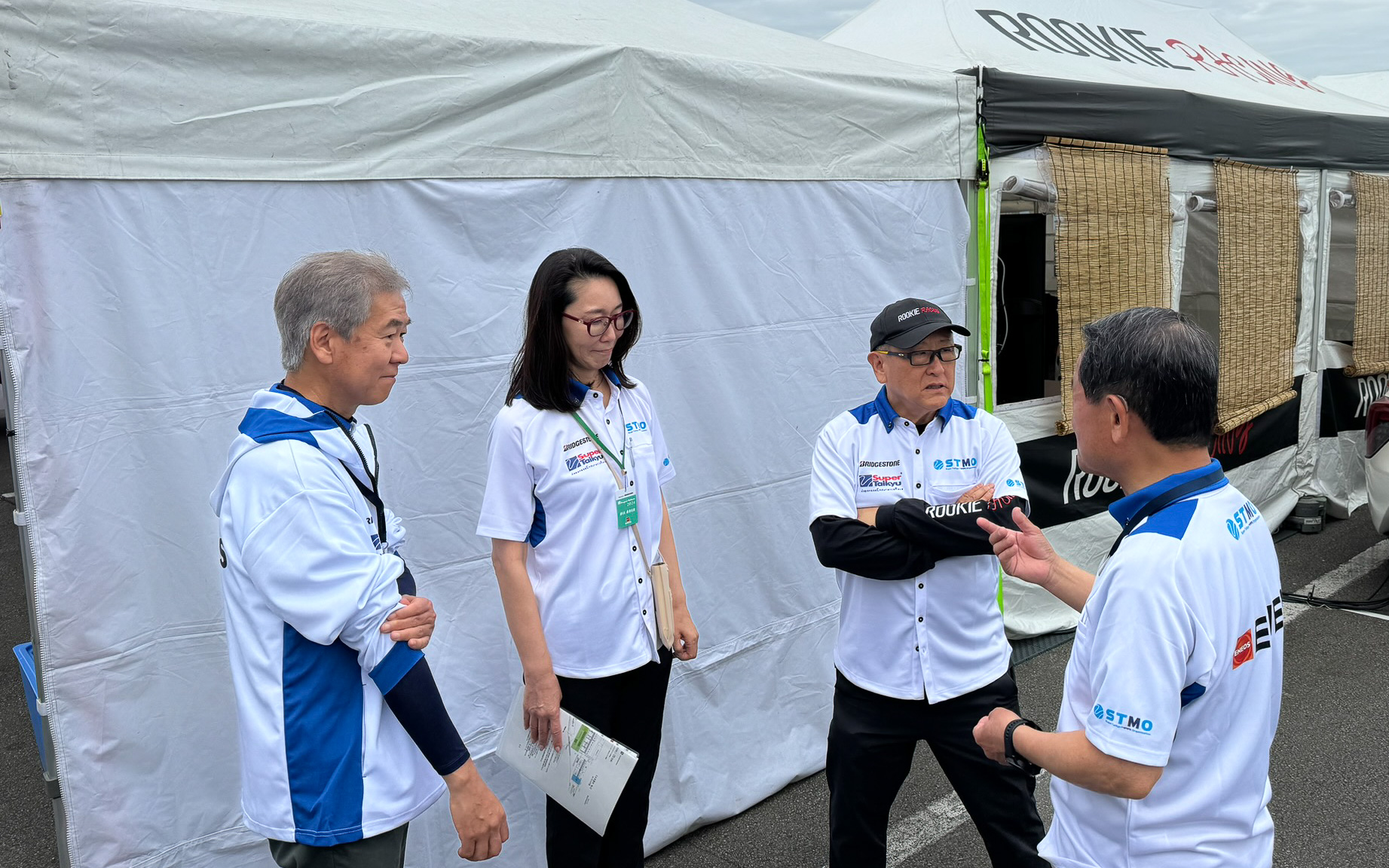 ピット裏で見られたSTMO理事会（？）