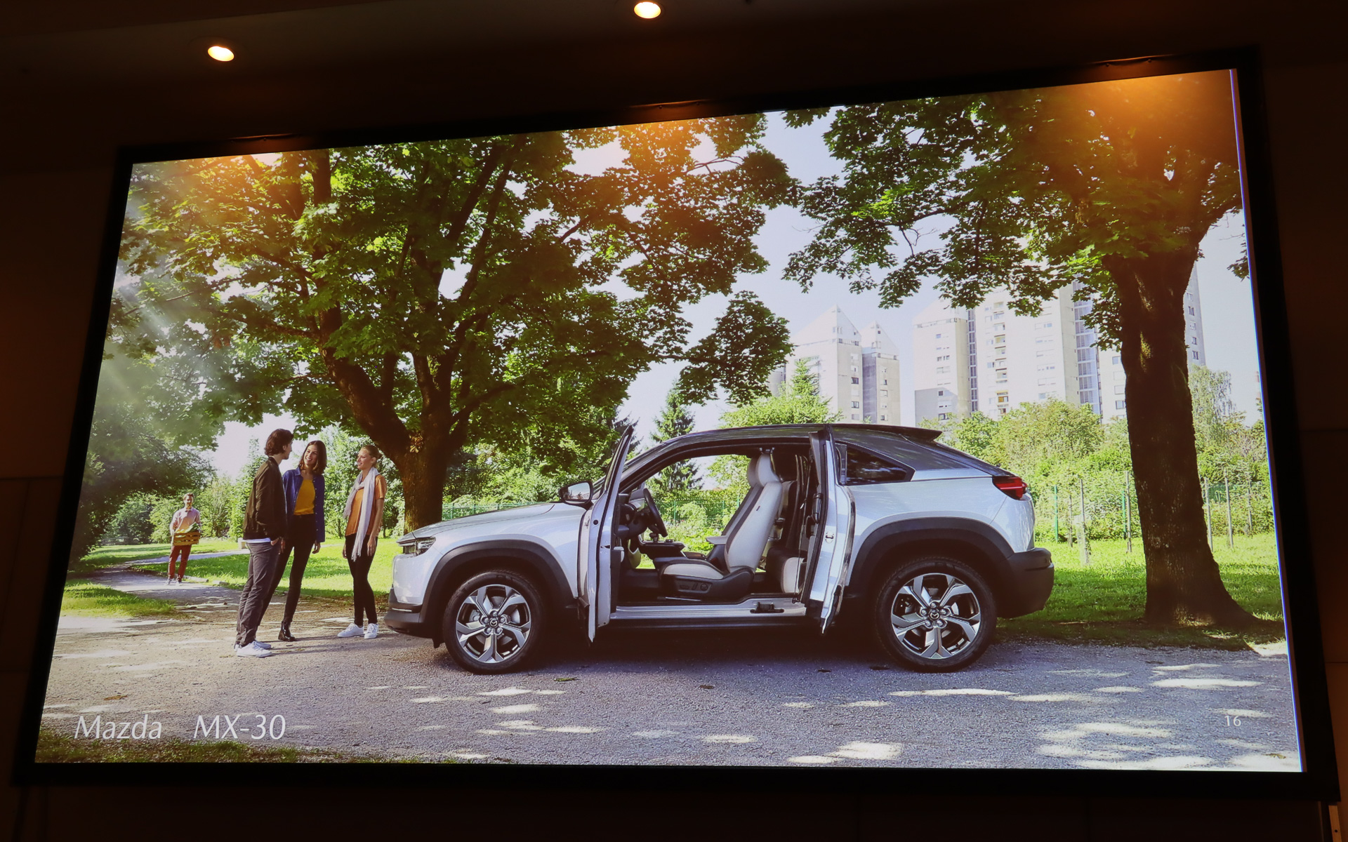 パワートレーン以外にも、MX-30は観音開きの「フリースタイルドア」など独自の魅力を備える