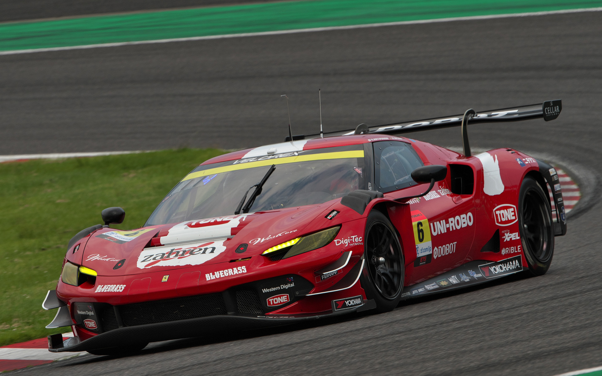 3位に入った6号車 UNI-ROBO BLUEGRASS FERRARI（片山義章/R.メリ・ムンタン）