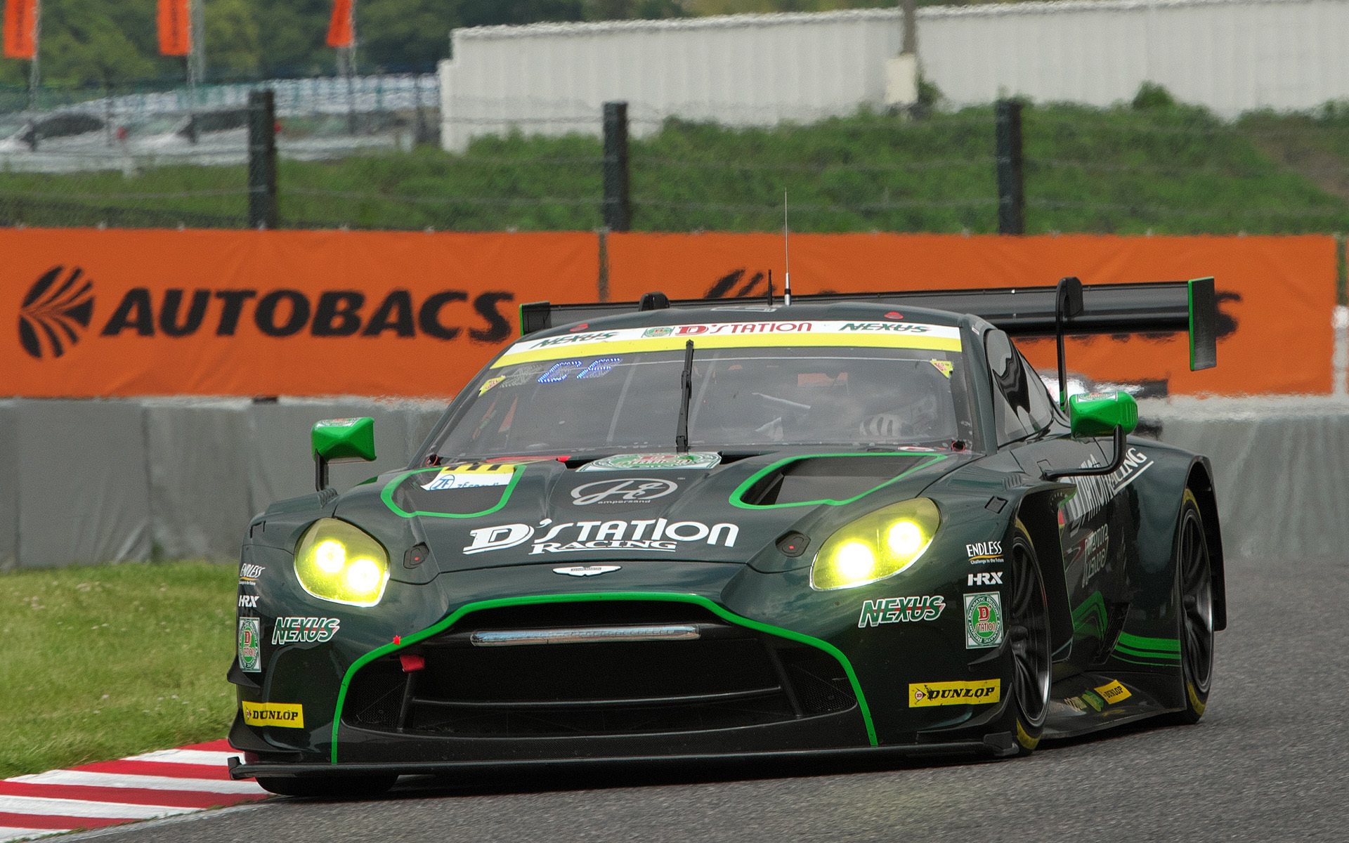 GT300クラスを優勝した777号車 D'station Vantage GT3（藤井誠暢/チャーリー・ファグ）