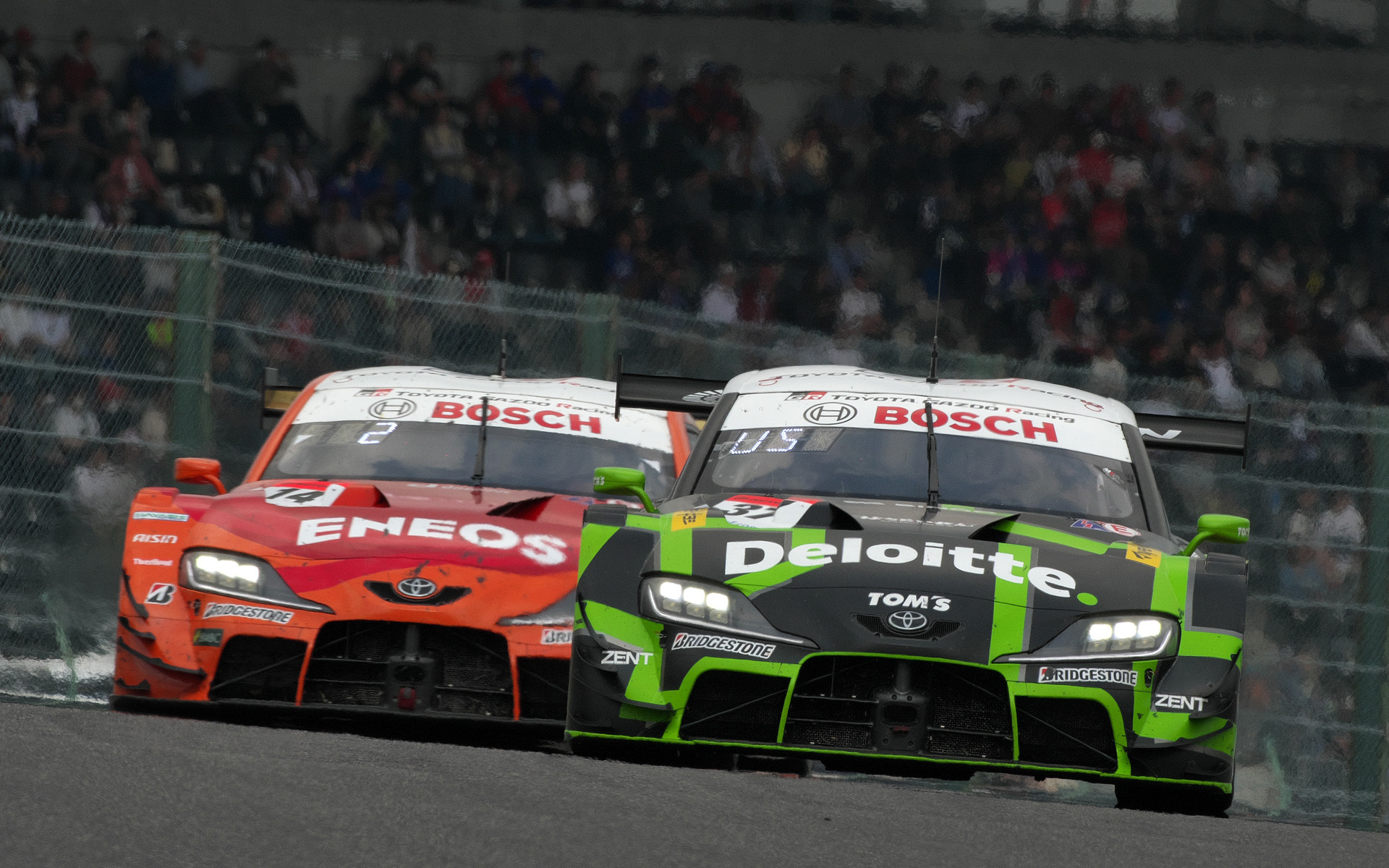 激しくトップを争う37号車 Deloitte TOM'S GR Supra（笹原右京/ジュリアーノ・アレジ）と、14号車 ENEOS X PRIME GR Supra（大嶋和也/福住仁嶺）