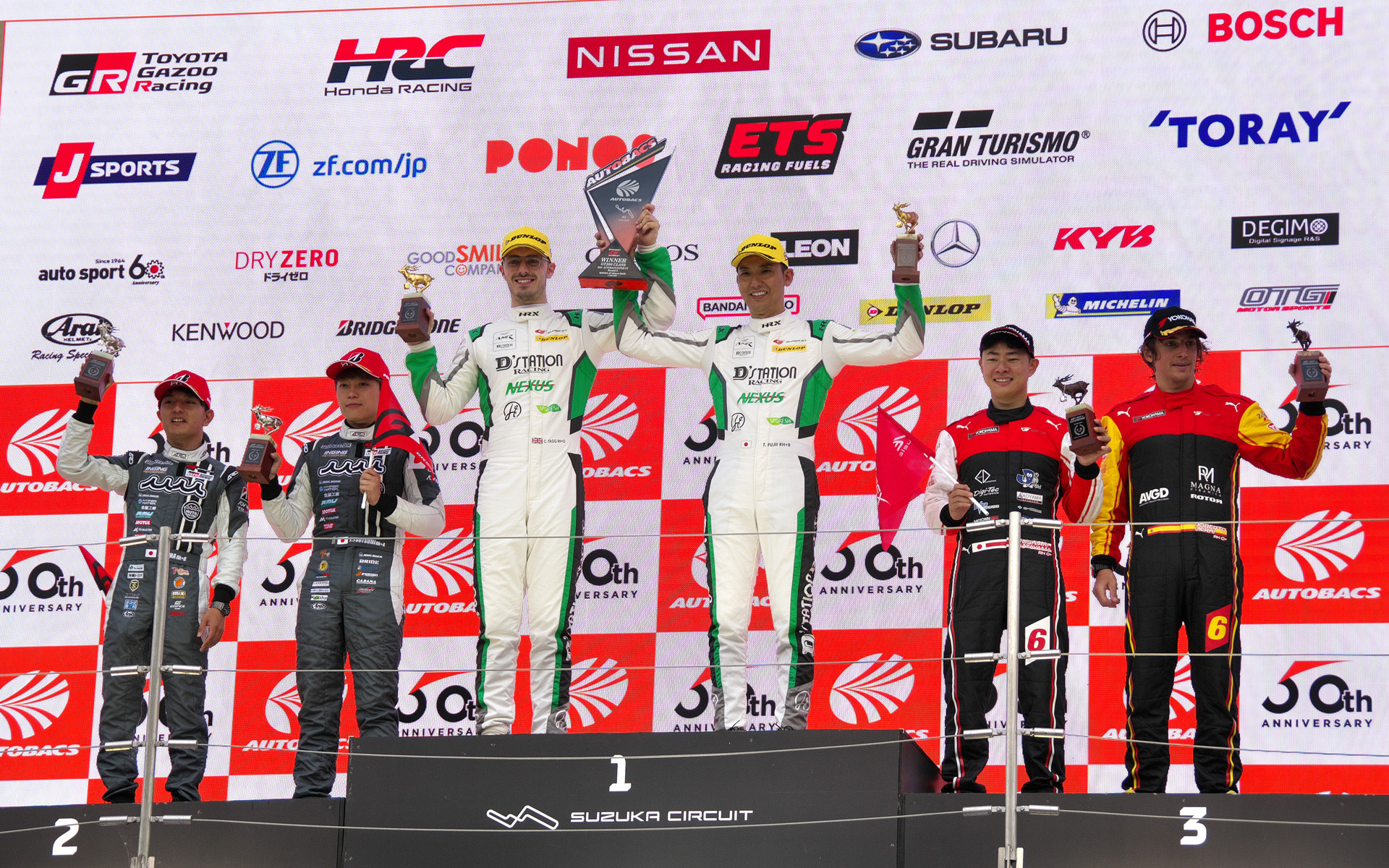 GT300クラスの表彰台