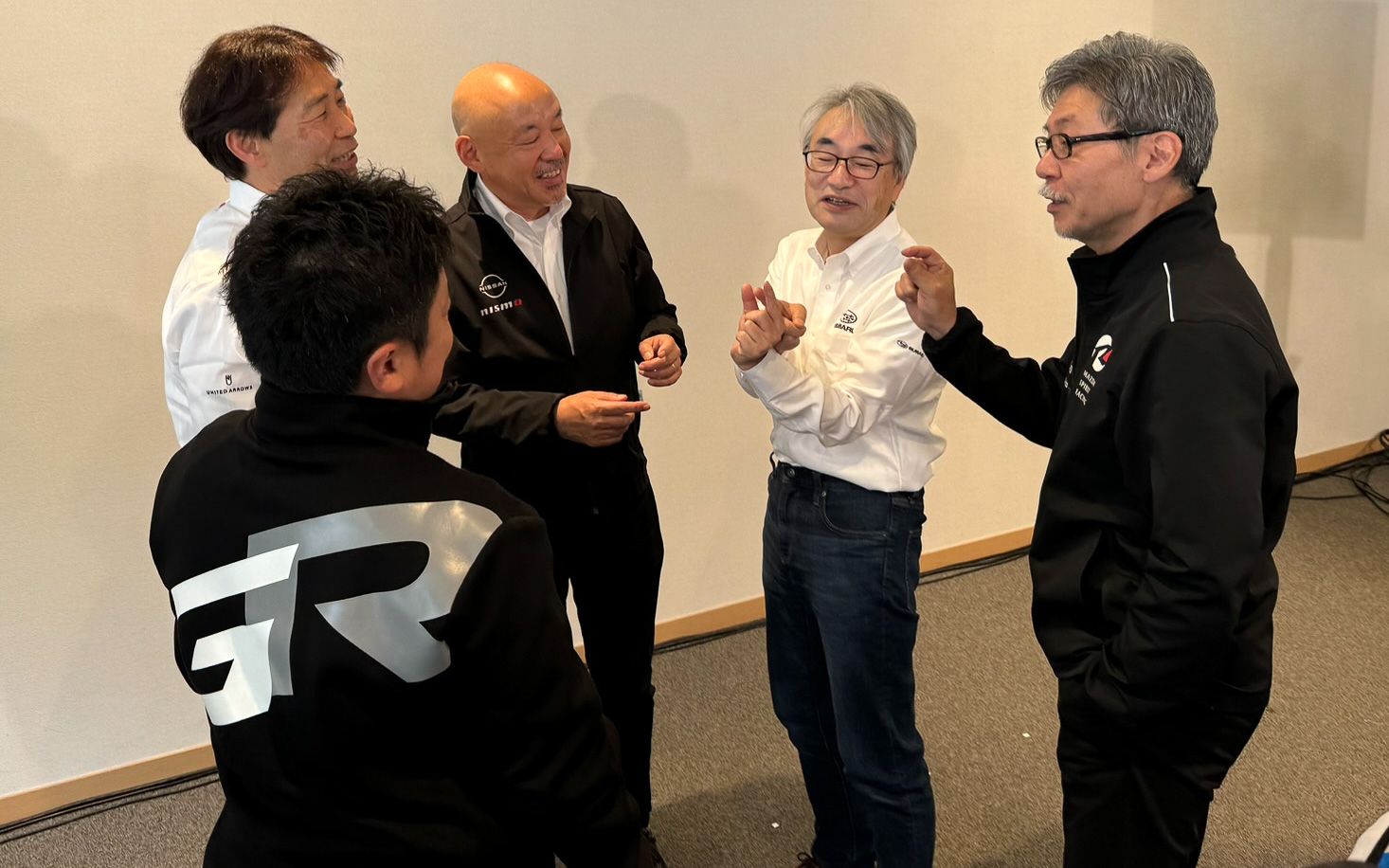 会見後の一コマ。こちらのほうが共挑っぽい？