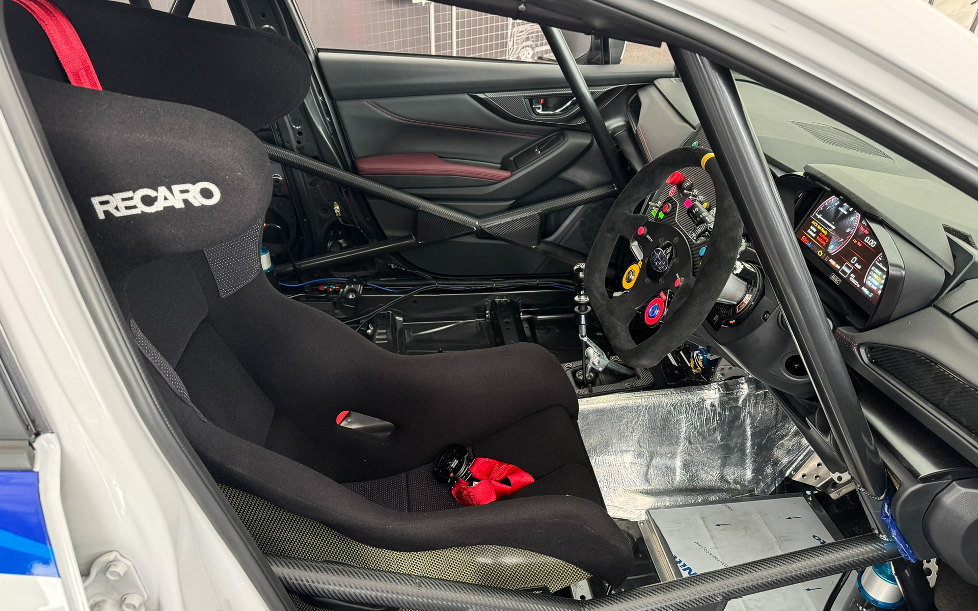 コクピット内は安全面のレギュレーションに従う部分が多く、そのまま市販車というわけではない