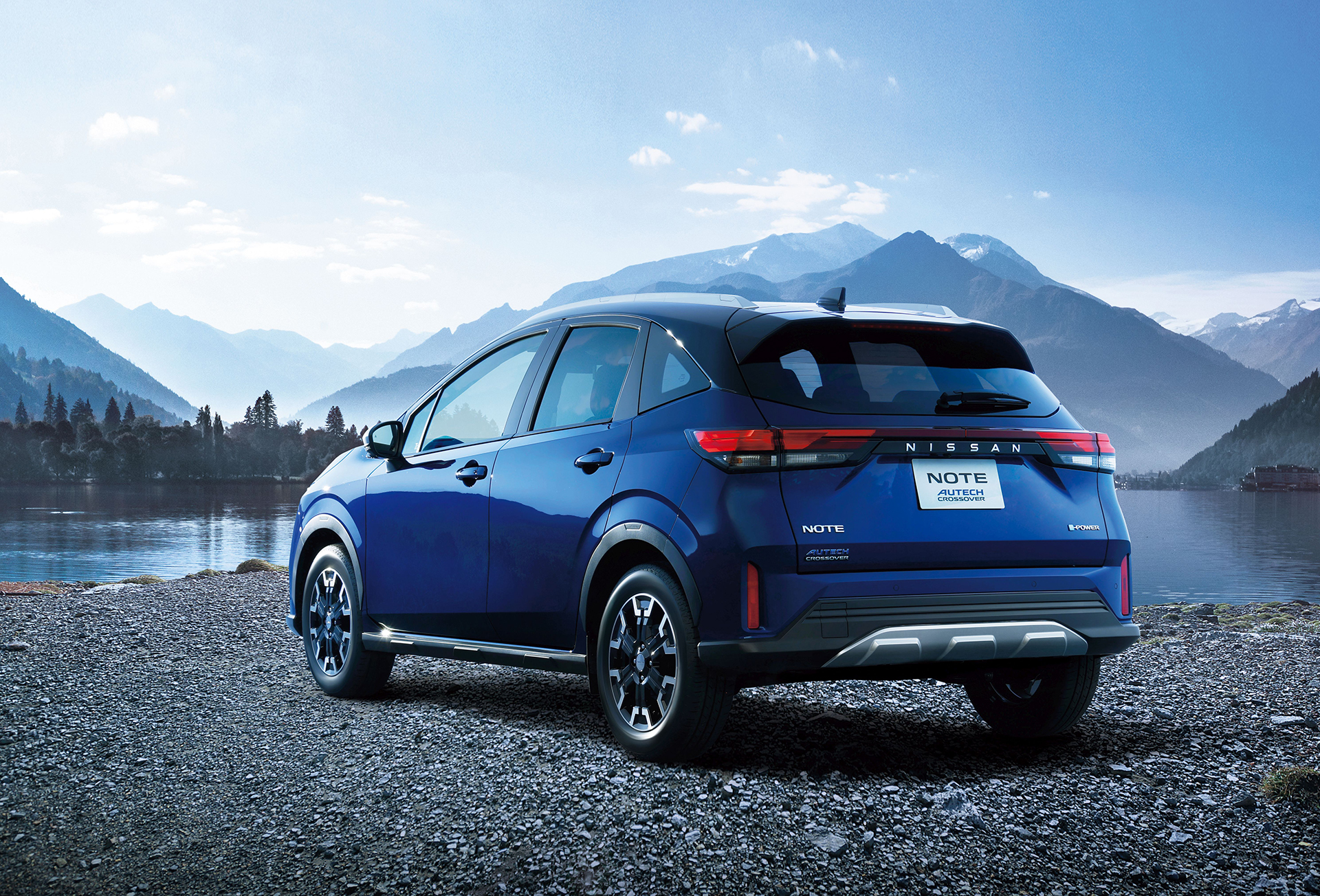 前後ともに新たに専用デザインのプロテクターを装着し、ブラックのサイドシルプロテクターやホイールアーチガーニッシュとコーディネートすることでSUVらしいスタイルをさらに強調した