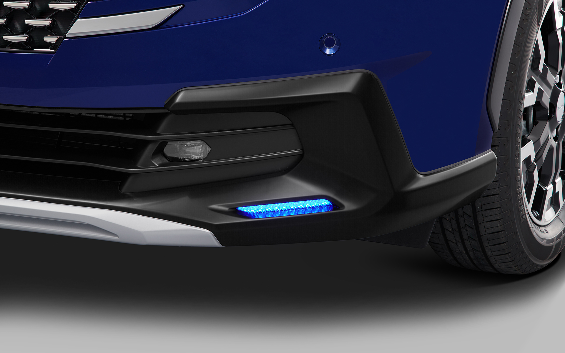 専用シグネチャーLEDは「AUTECH」ブランド発祥の地である湘南・茅ヶ崎の海にインスパイアされたデザインに