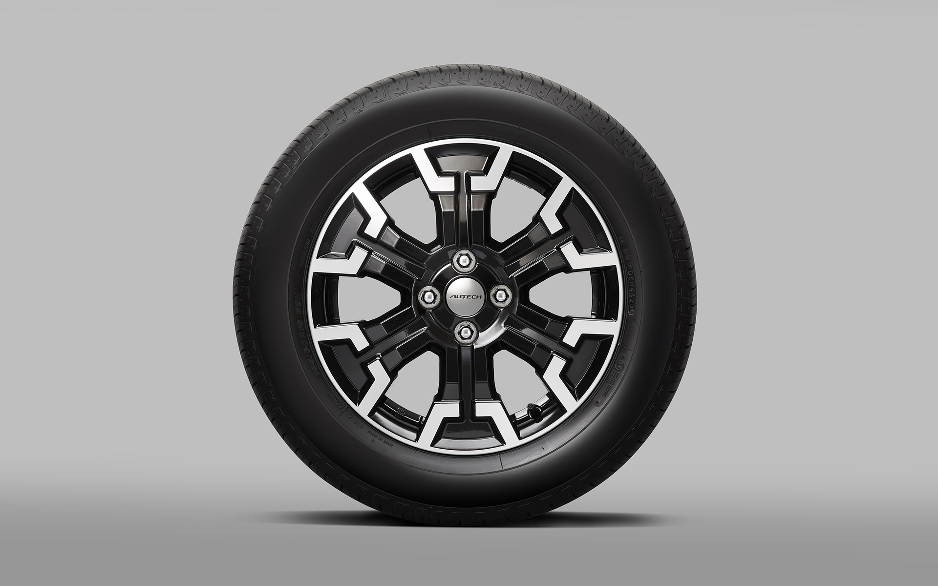 ノート AUTECH CROSSOVERでは、パワーステアリングの専用特性化とともに専用スプリング＆ショックアブソーバーを採用。タイヤもベース車とは異なる195/60R16（ベース車は185/60R16）サイズのブリヂストン「ECOPIA EP150」を装着する