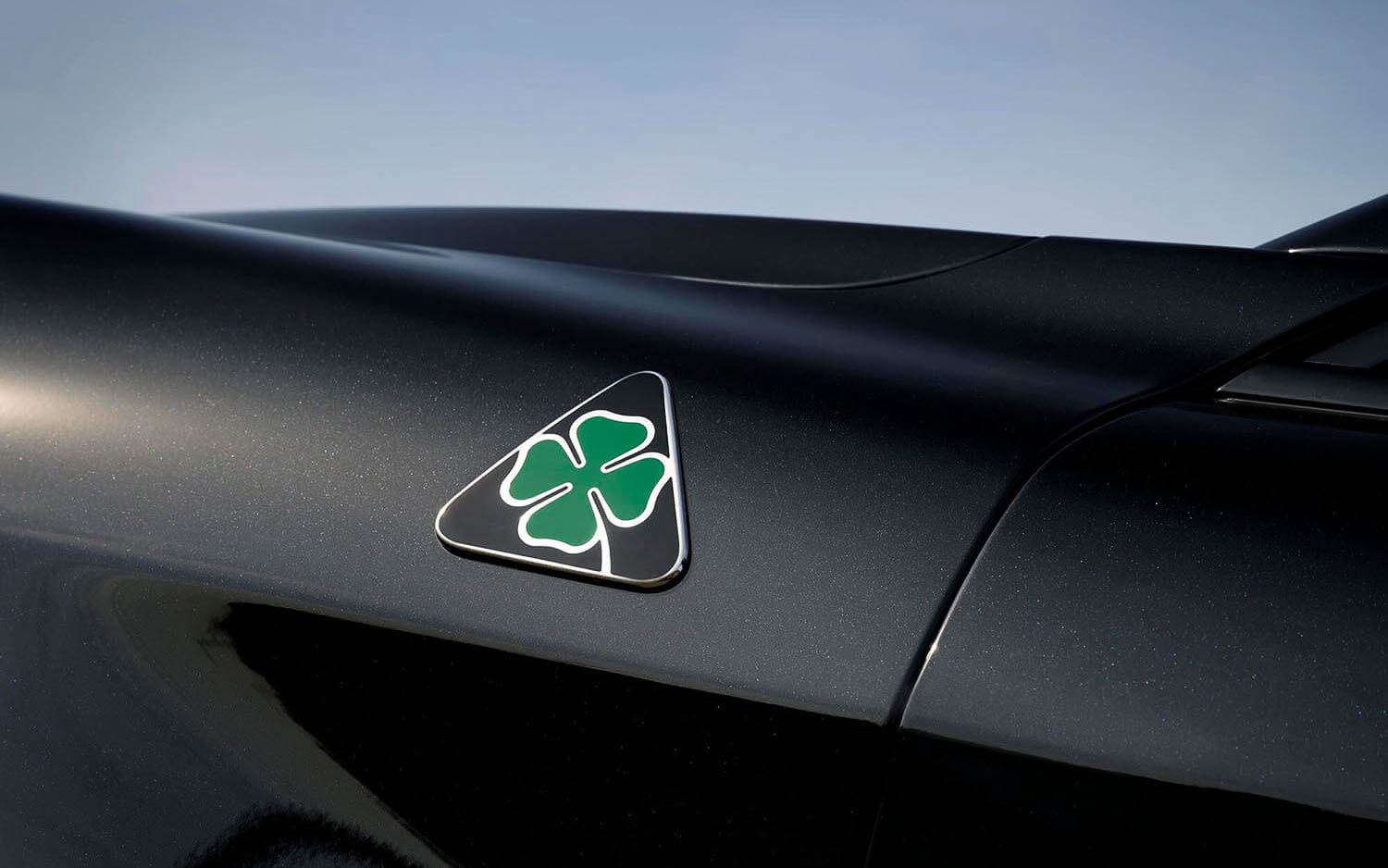 クアドリフォリオのロゴをブラック基調に再解釈し、フロントグリルとドアミラーにカーボン素材を使用