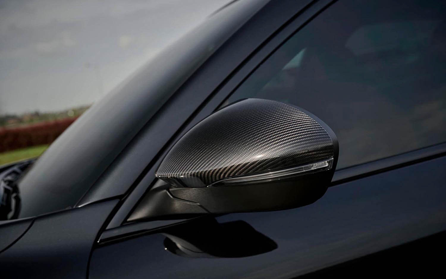 クアドリフォリオのロゴをブラック基調に再解釈し、フロントグリルとドアミラーにカーボン素材を使用