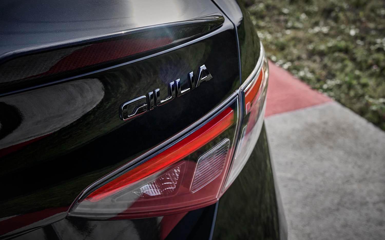 クアドリフォリオのロゴをブラック基調に再解釈し、フロントグリルとドアミラーにカーボン素材を使用