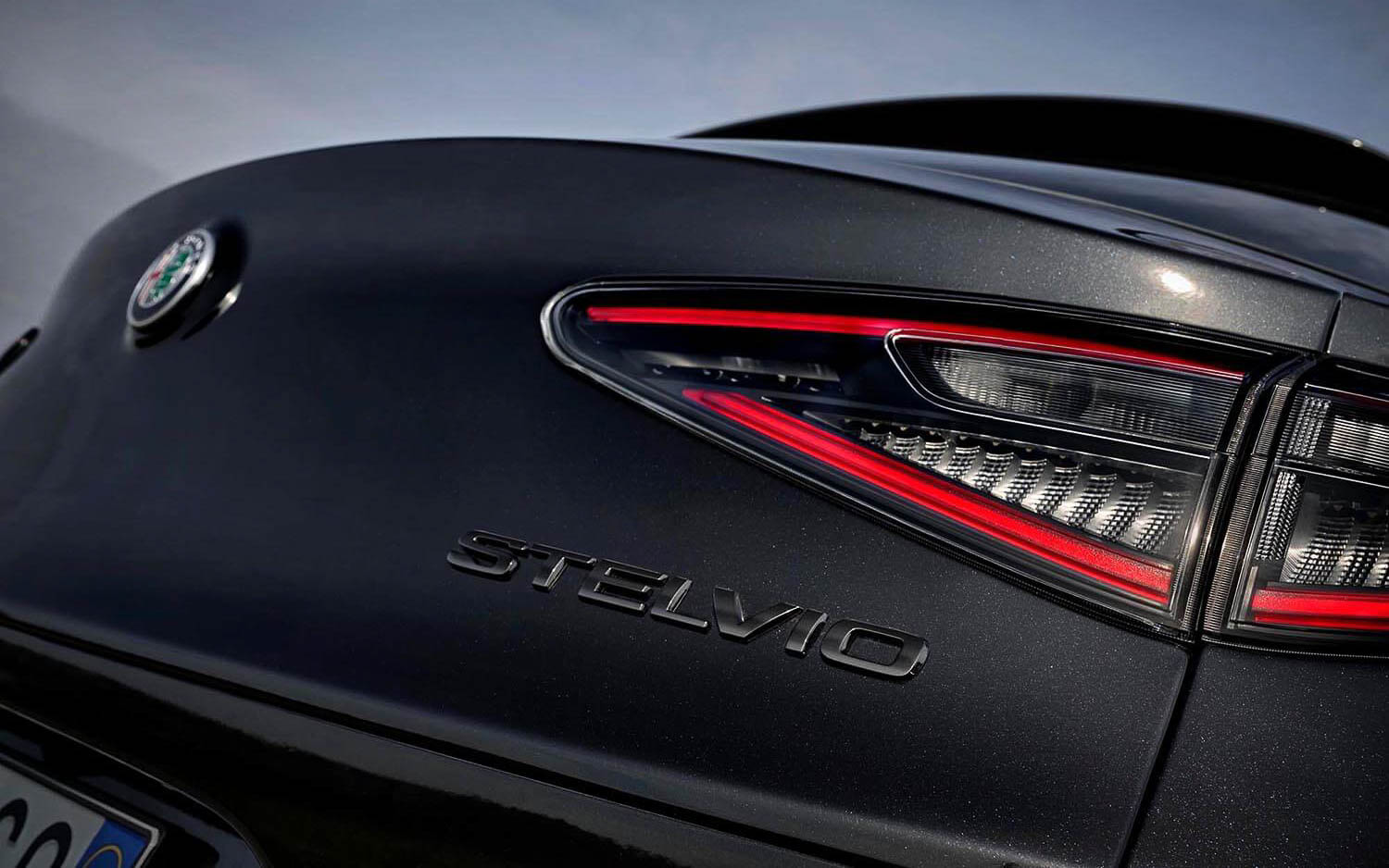 クアドリフォリオのロゴをブラック基調に再解釈し、フロントグリルとドアミラーにカーボン素材を使用