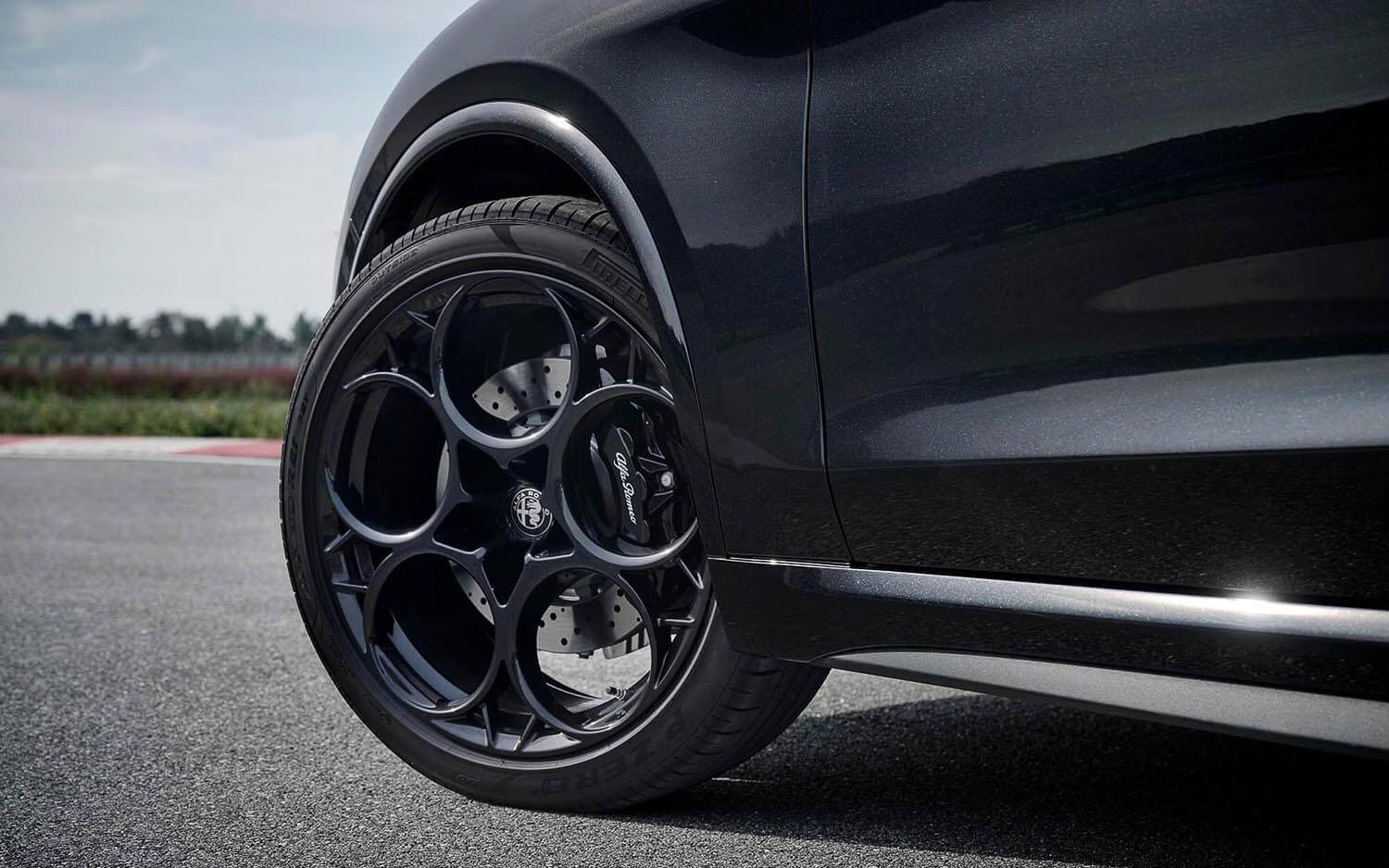 クアドリフォリオのロゴをブラック基調に再解釈し、フロントグリルとドアミラーにカーボン素材を使用