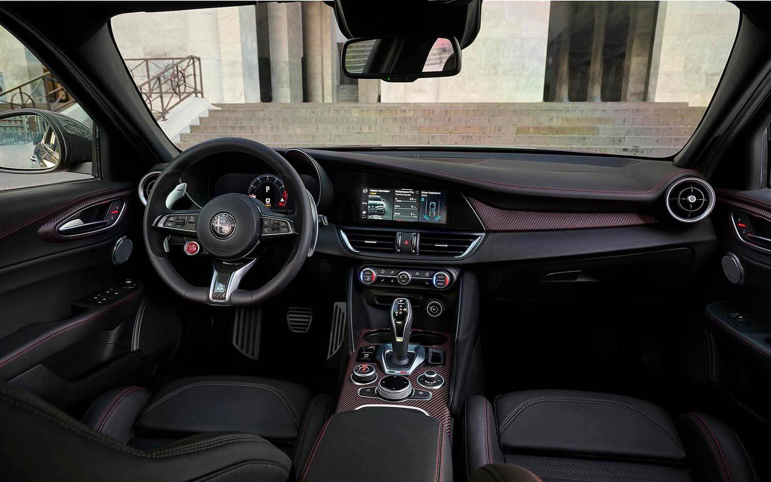 レッドステッチのアクセントが施された3D仕上げのカーボンファイバーを初採用