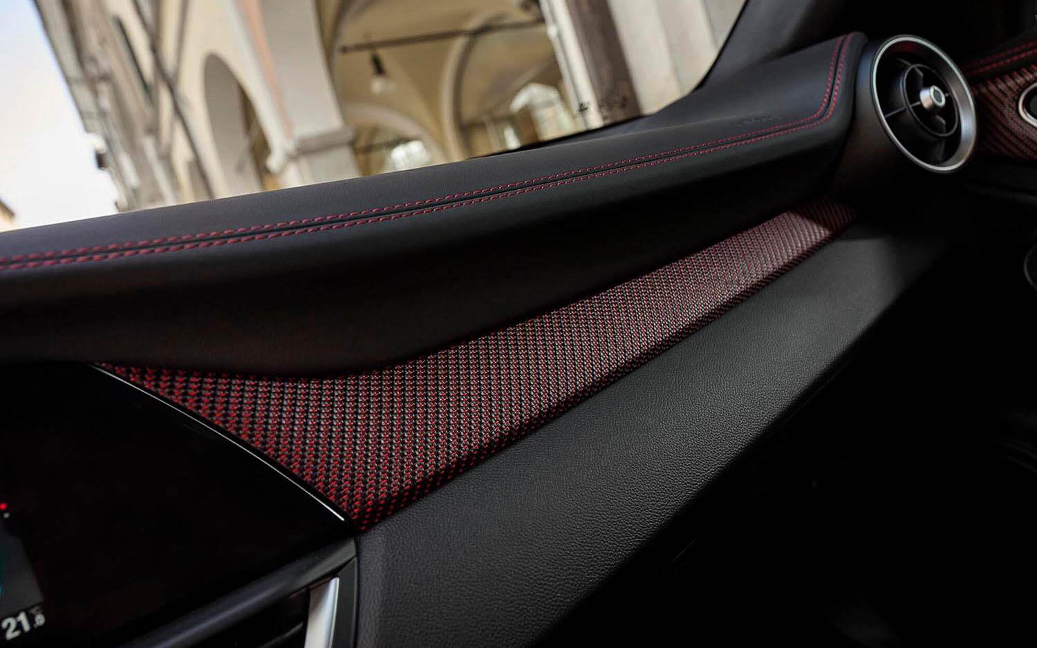レッドステッチのアクセントが施された3D仕上げのカーボンファイバーを初採用
