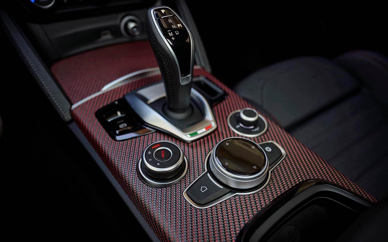 レッドステッチのアクセントが施された3D仕上げのカーボンファイバーを初採用