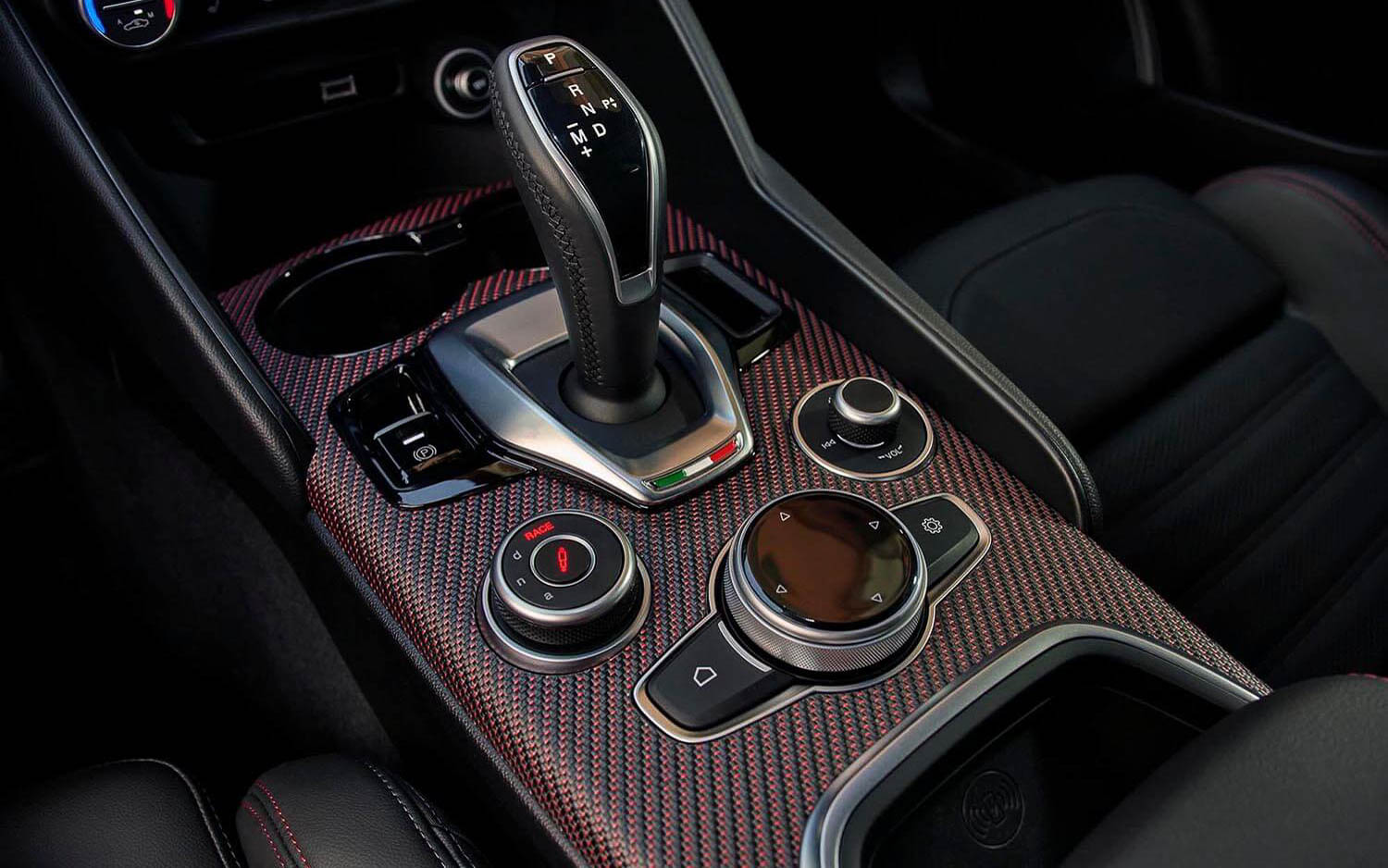 レッドステッチのアクセントが施された3D仕上げのカーボンファイバーを初採用