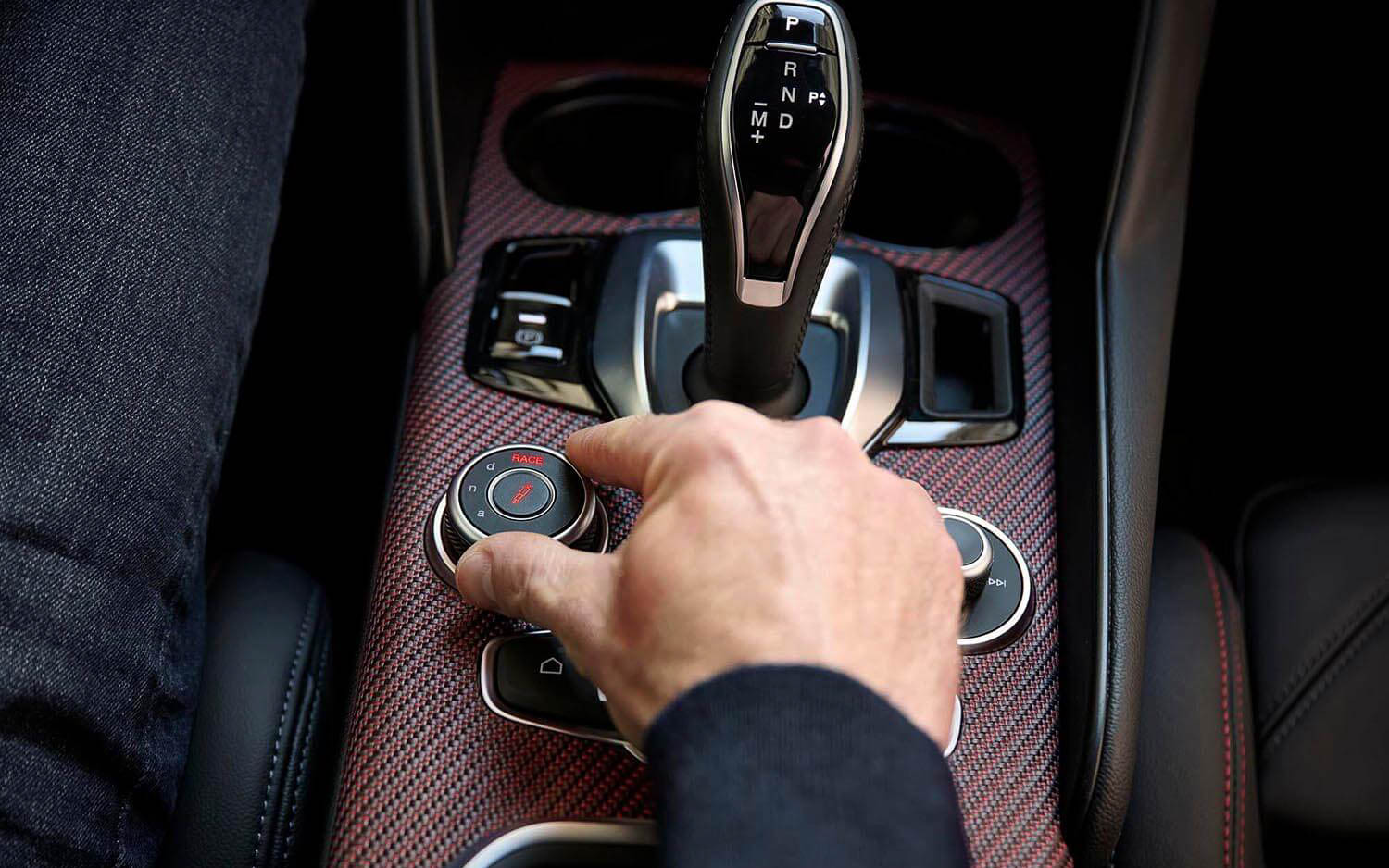 レッドステッチのアクセントが施された3D仕上げのカーボンファイバーを初採用