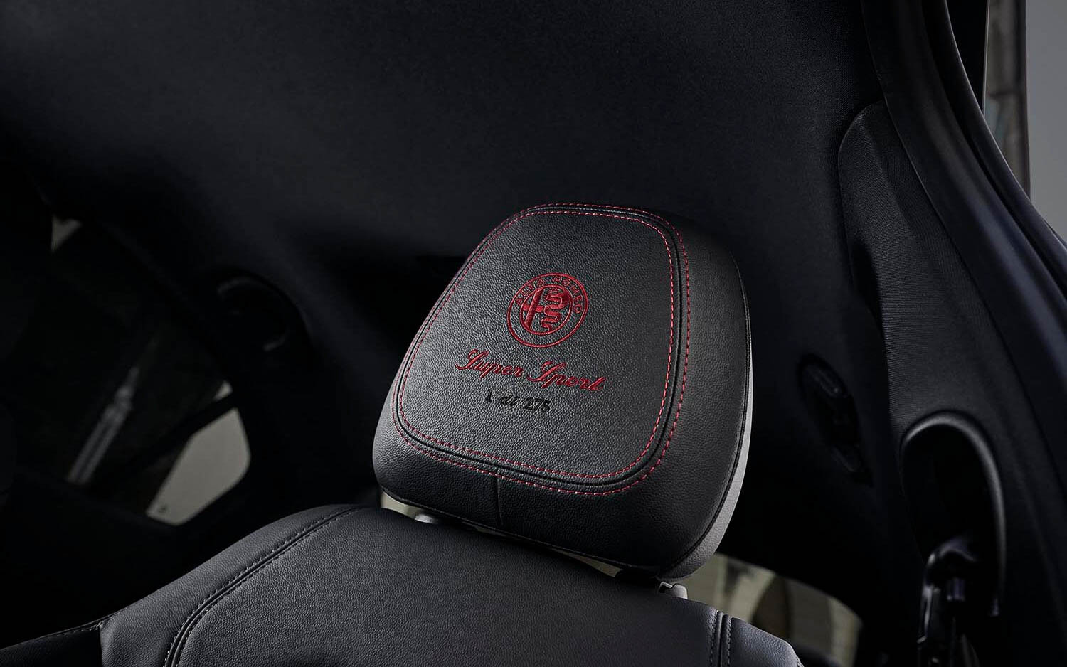 ヘッドレストには専用のロゴステッチとシリアルナンバーが刺繍される