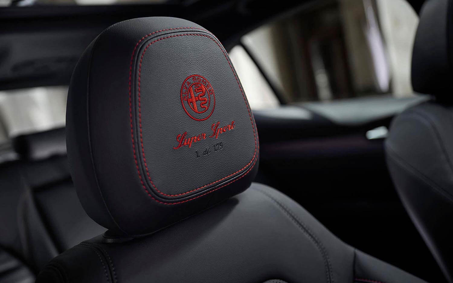 ヘッドレストには専用のロゴステッチとシリアルナンバーが刺繍される