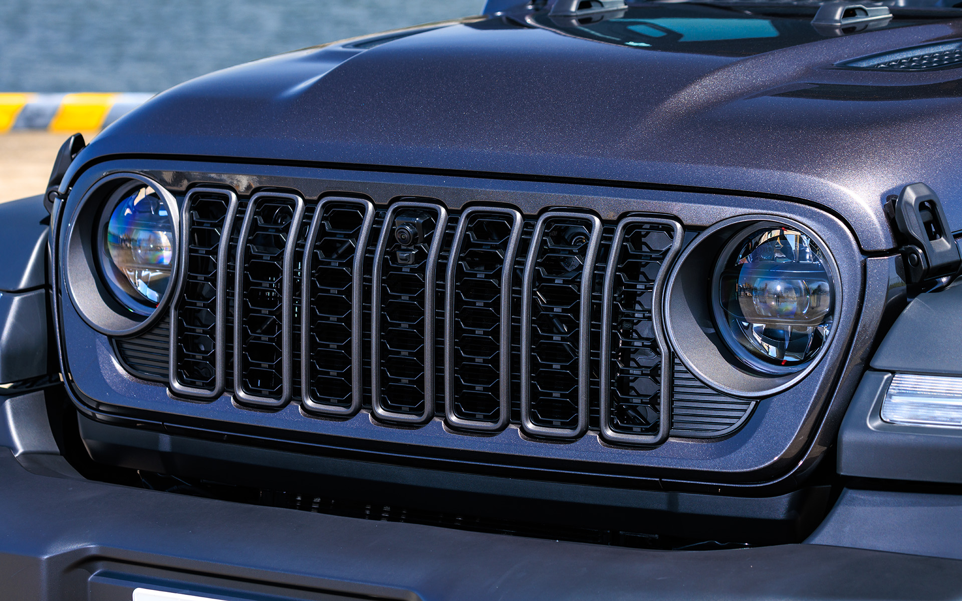 ジープの顔となる7スロットルグリルは縦の幅を狭めた新しいデザインへと変更。よりスタイリッシュな印象としつつも、キープコンセプトを保っている
