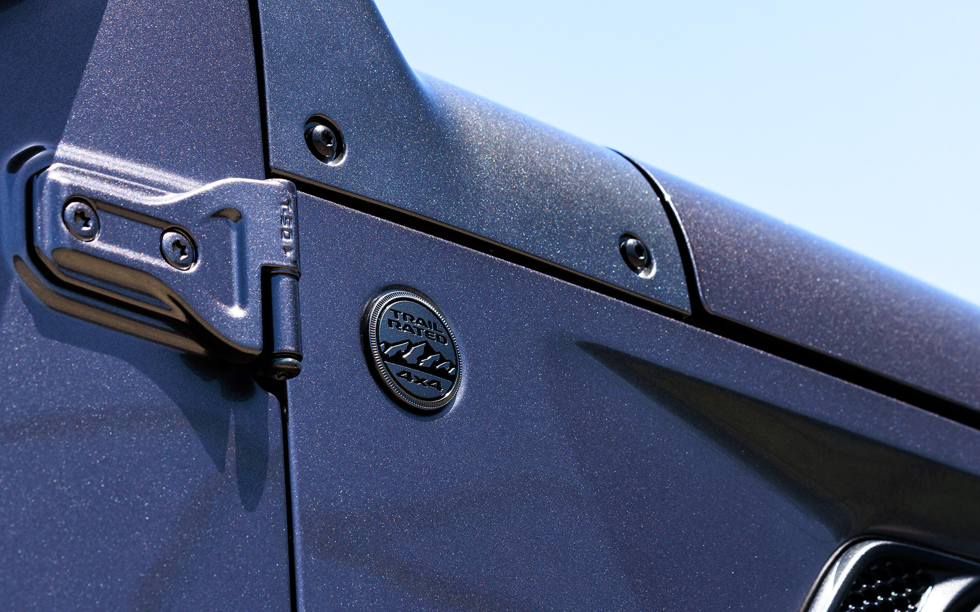 全グレードでマストアンテナは廃止され、アンテナはフロントウインドシールドに統合。アンテナがあった場所には、ジープ社内の厳しい性能テストにクリアしたオフロード性能に優れたモデルにのみ与えられる「Trail Ratedバッヂ」を装着する