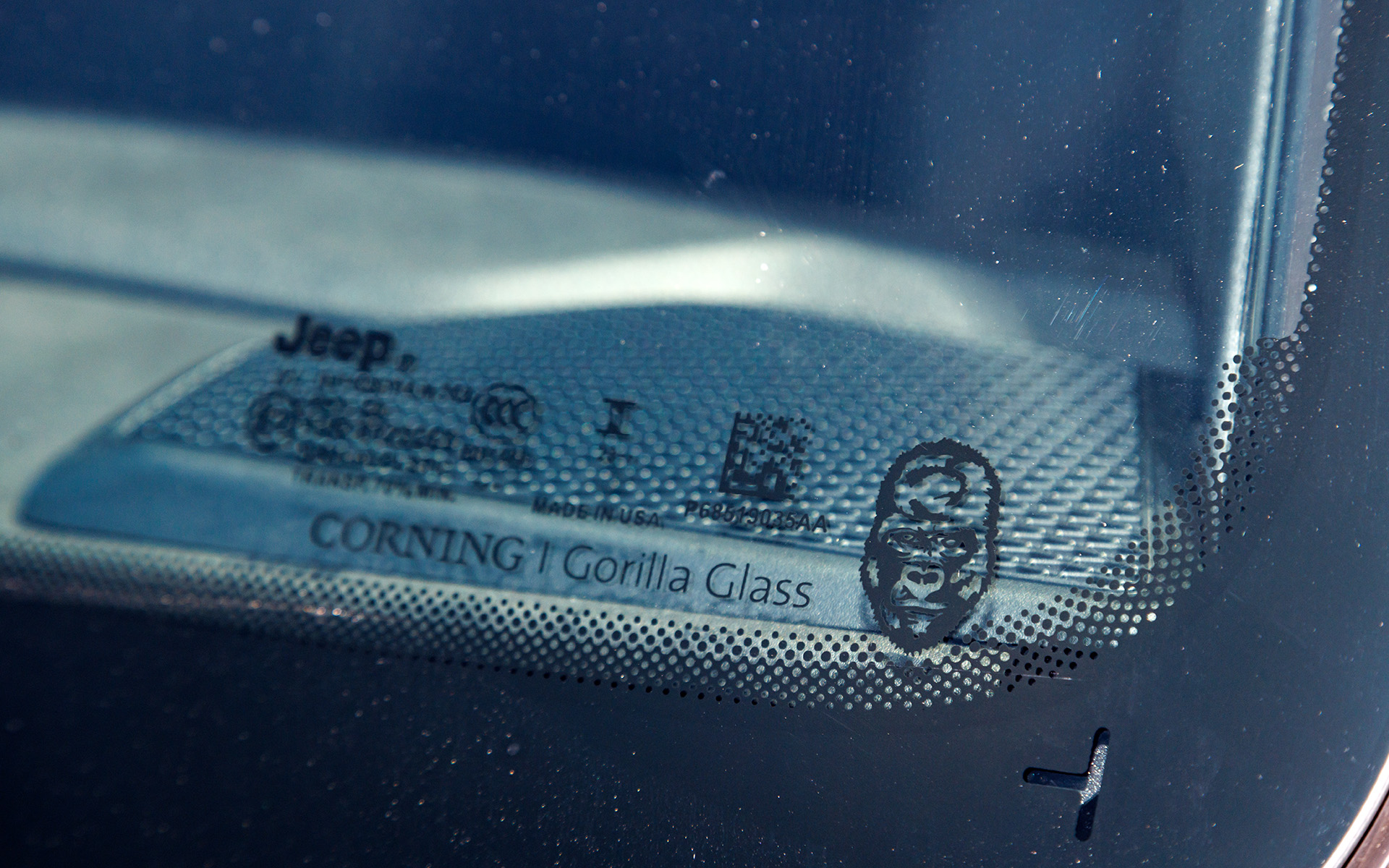 強度の高いコーニングゴリラガラスを全車標準装備