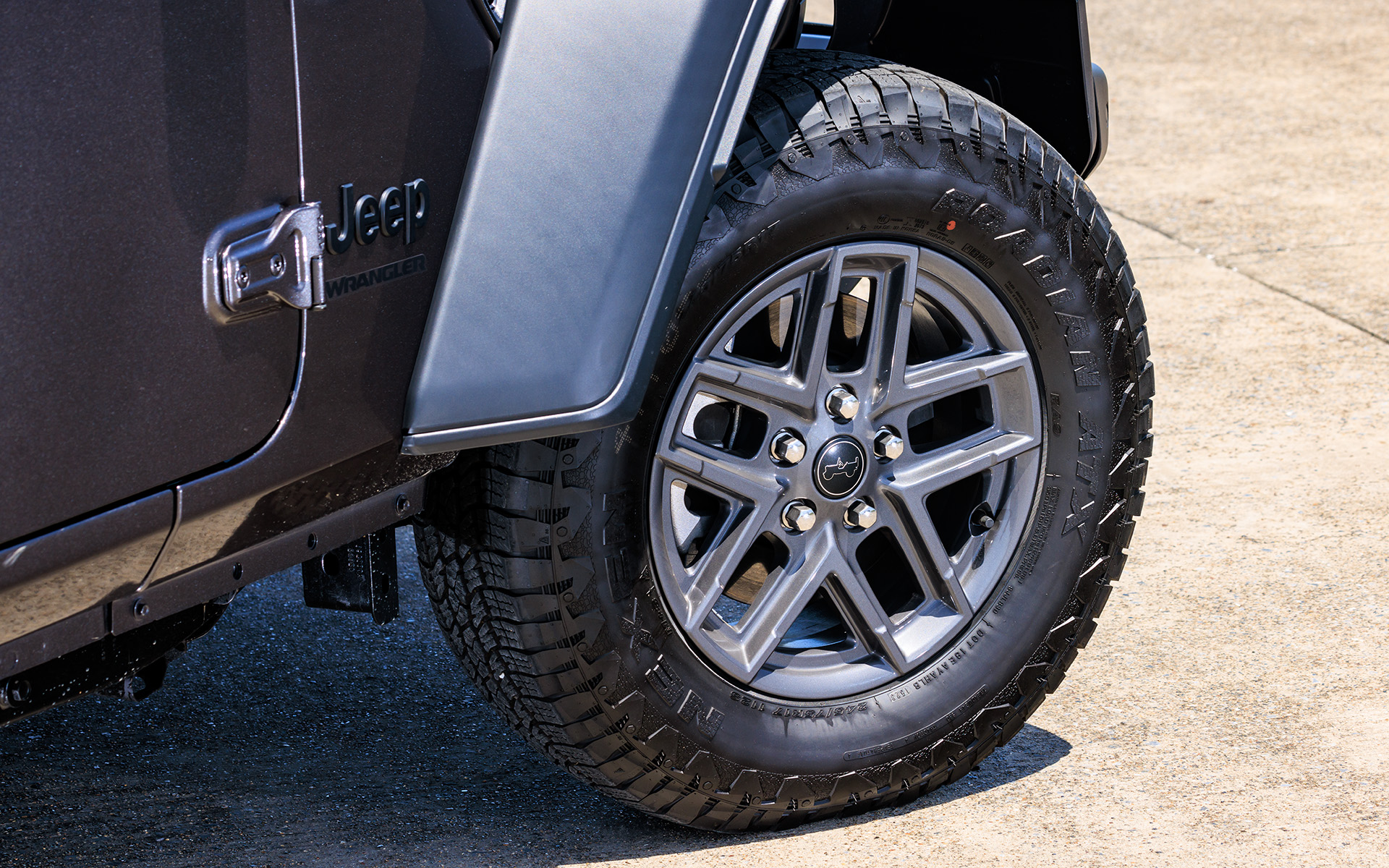 ウィリスのシルエットがセンターキャップに入ったグレーアクセント入りの17インチアルミホイールに、試乗車はオールテレーンタイヤのネクセン「ROADIAN ATX」を組み合わせていた