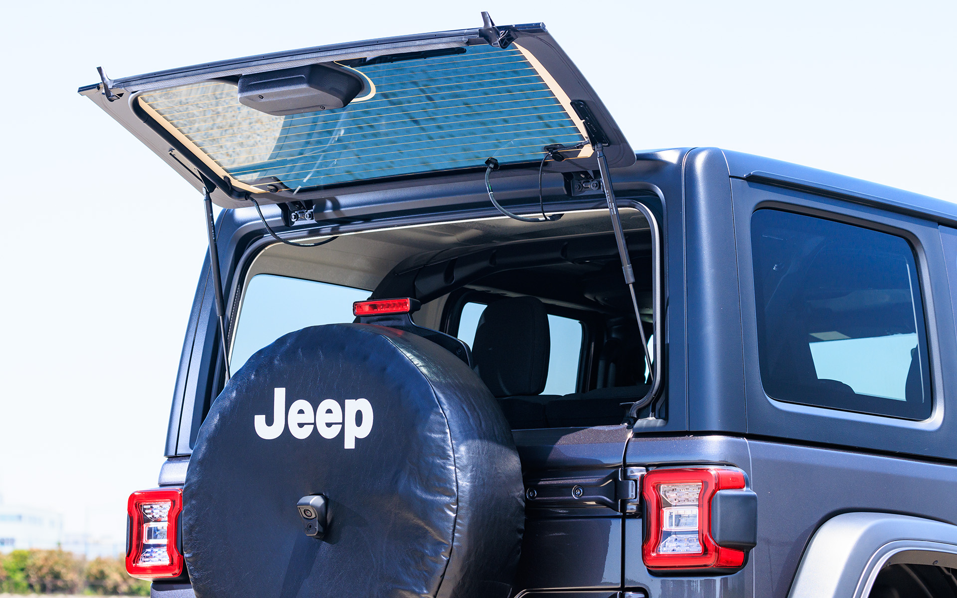 リアゲートは上部のガラス面だけを開くこともできる