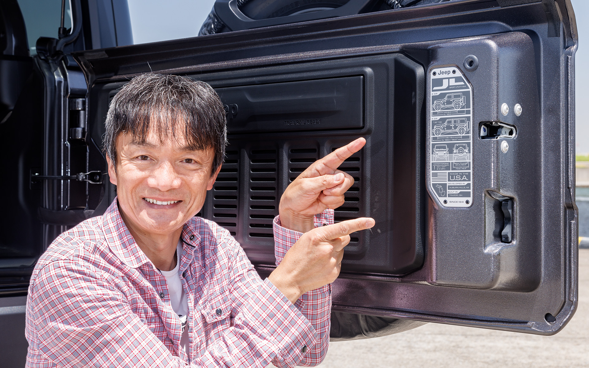 リアゲートの内側には車両のスペックが記載される