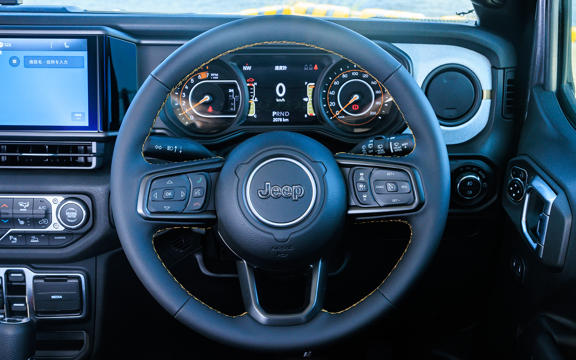 ステアリングにはアクティブクルーズコントロールのスイッチなどを配置