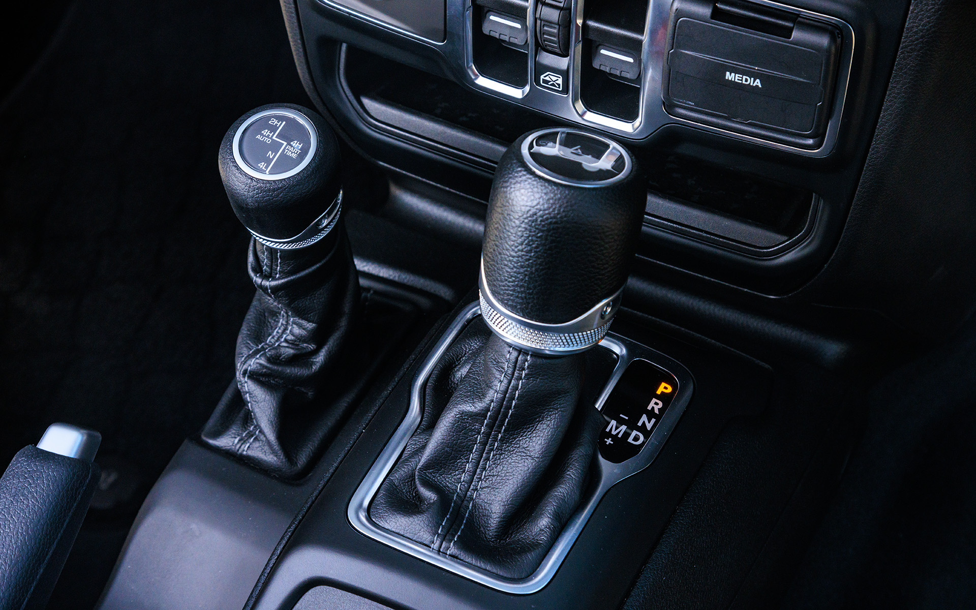 シフト横には副変速機を配置