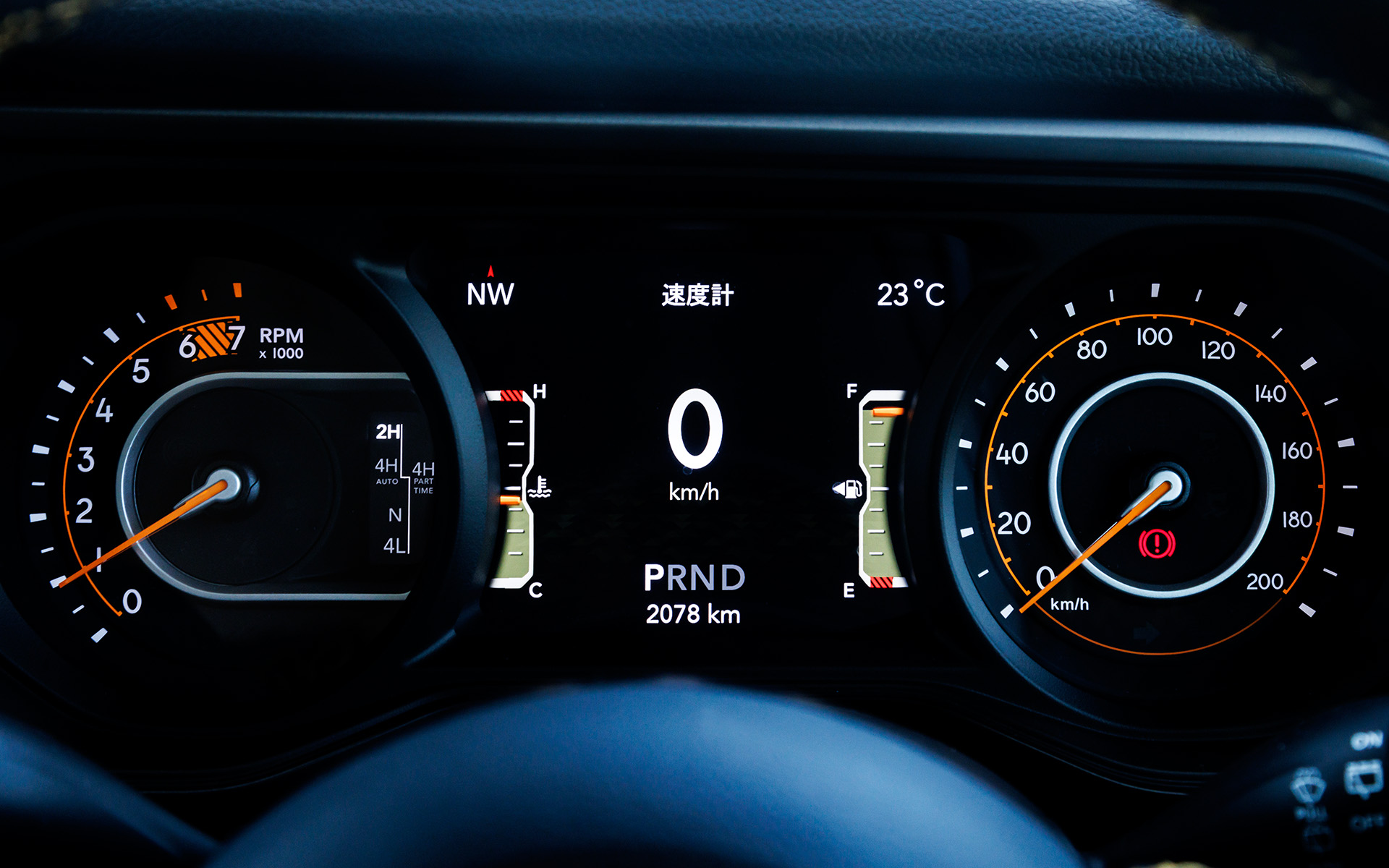 メーター中央の表示は切り替え可能