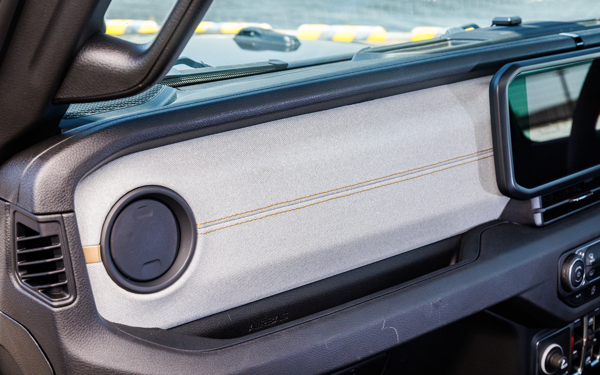 アンリミテッド スポーツはインパネパネルなど車内のパネルにファブリックを採用