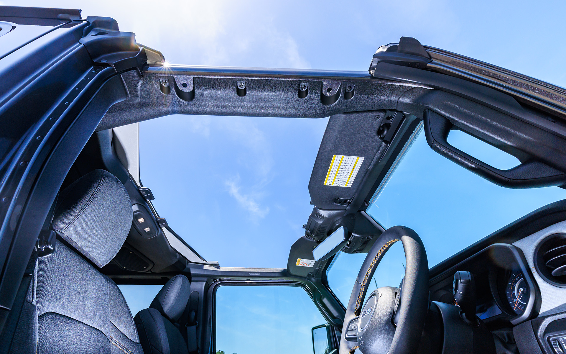 簡単にルーフを外せる「フリーダムトップ」が採用されているのもラングラーの魅力。その気になれば車載工具を使ってドアも外せる