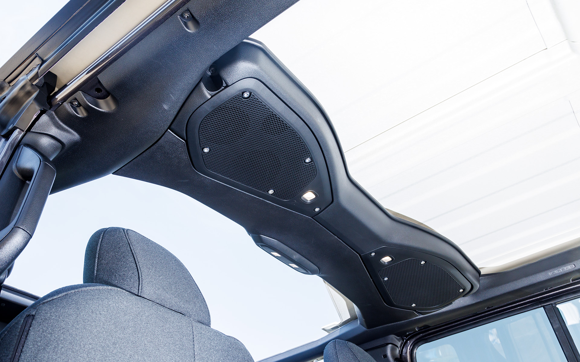 ルーフを外してもサウンドバーは残る