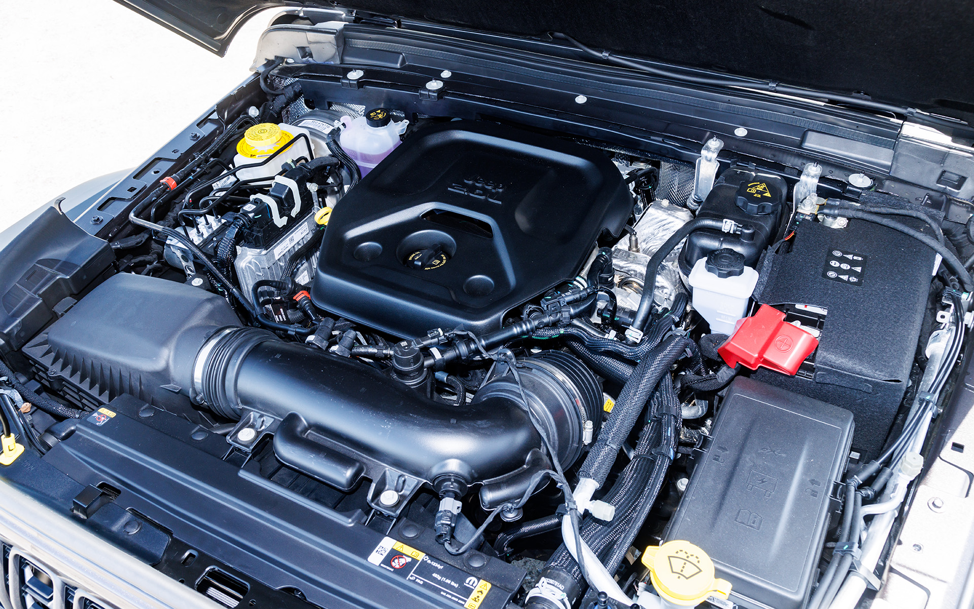 最高出力200kW（272PS）/5250rpm、最大トルク400Nm（40.8kgfm）/3000rpmを発生する直列4気筒DOHC 2.0リッターターボエンジンを搭載。トランスミッションは8速AT