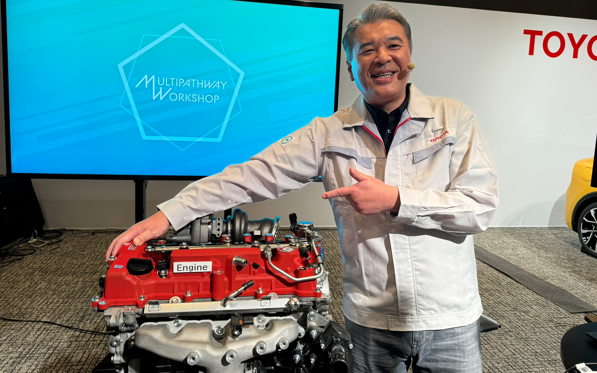 トヨタ自動車株式会社 取締役副社長兼CTO 中嶋裕樹氏と、新型2.0リッターエンジン