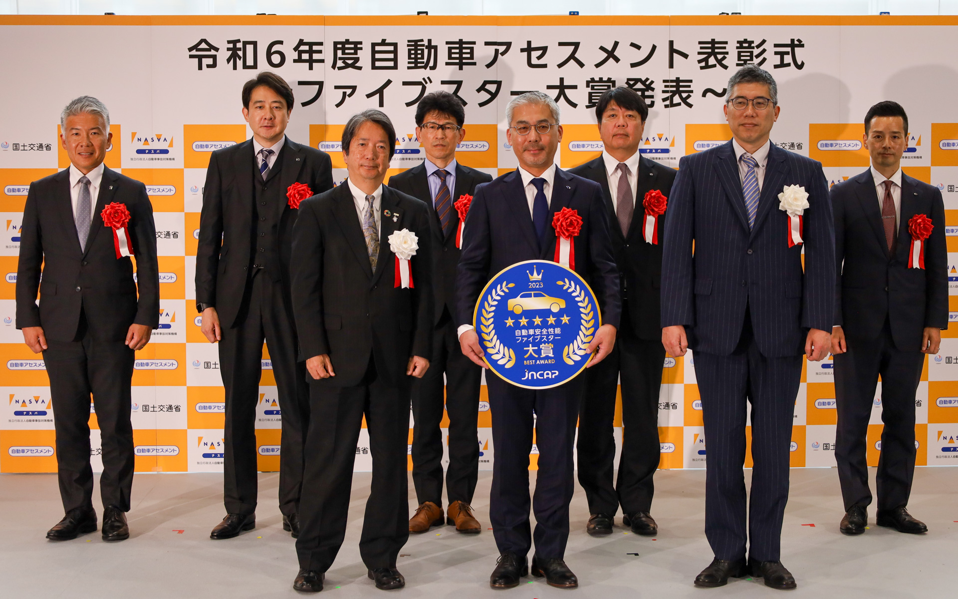 ファイブスター賞を受賞したメーカー代表者による記念撮影