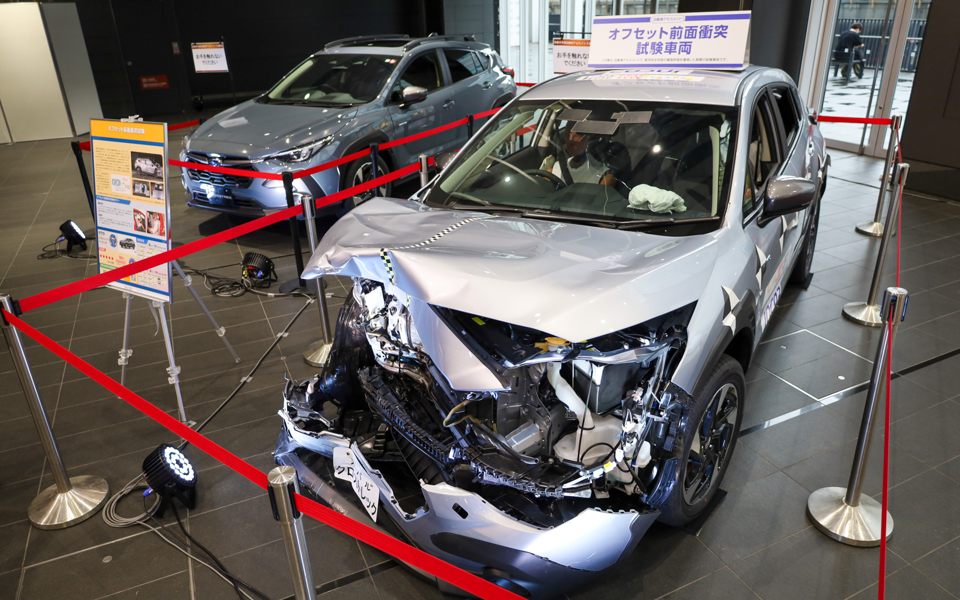 クロストレック（奥）、クラッシュテストに使用されたクロストレック（手前）