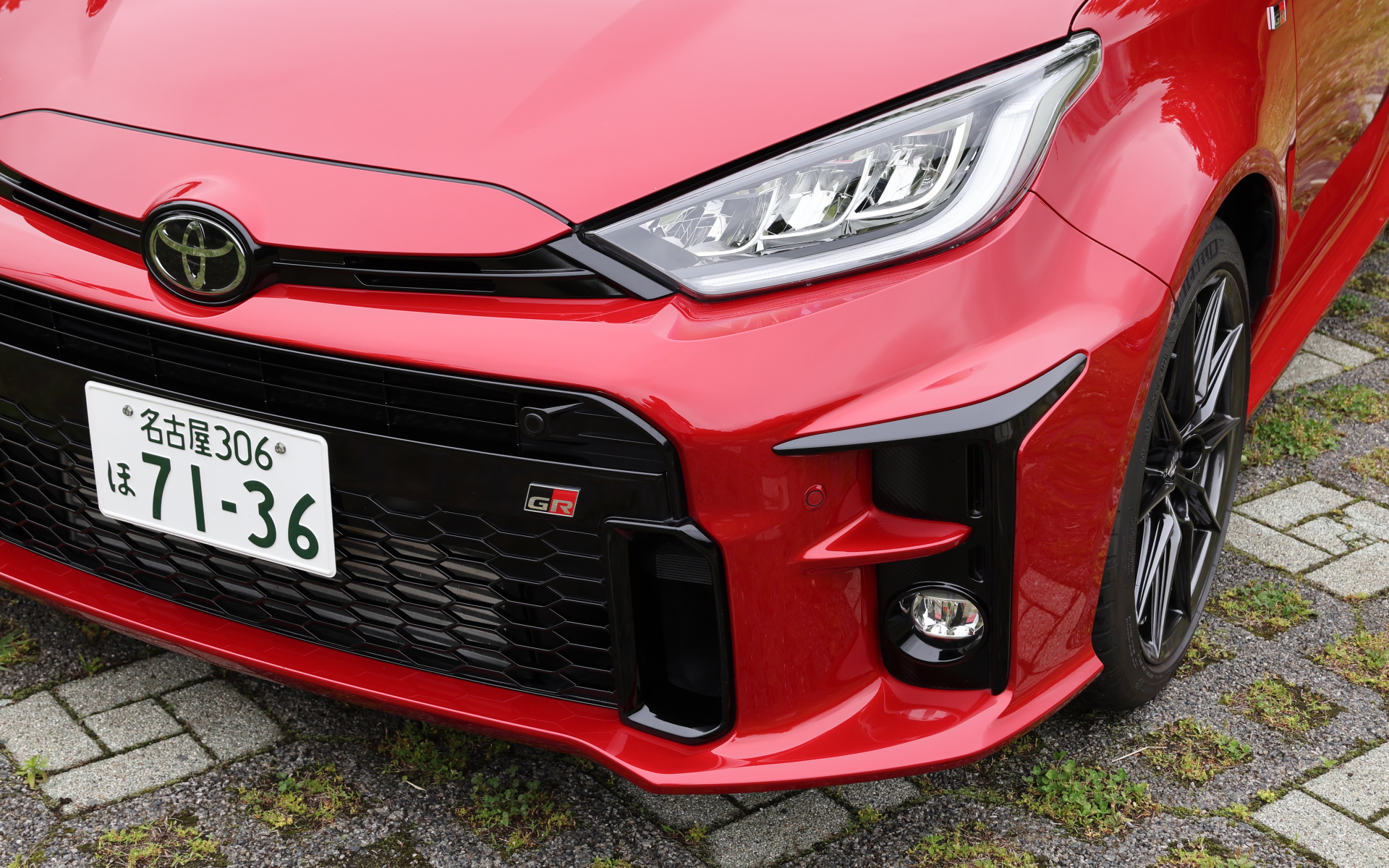 進化型GRヤリスではモータースポーツ参戦から得られた知見を採り入れ、ロアグリルには薄型・軽量化と強度を両立するスチールメッシュを、バンパーロアサイドには3分割構造を新採用。サイドロアグリルは開口部の大きい形状として冷却性能を確保するとともに、バンパーサイドにアウトレットを設けることでサブラジエターおよびATFクーラーの熱を効果的に排出するデザインに