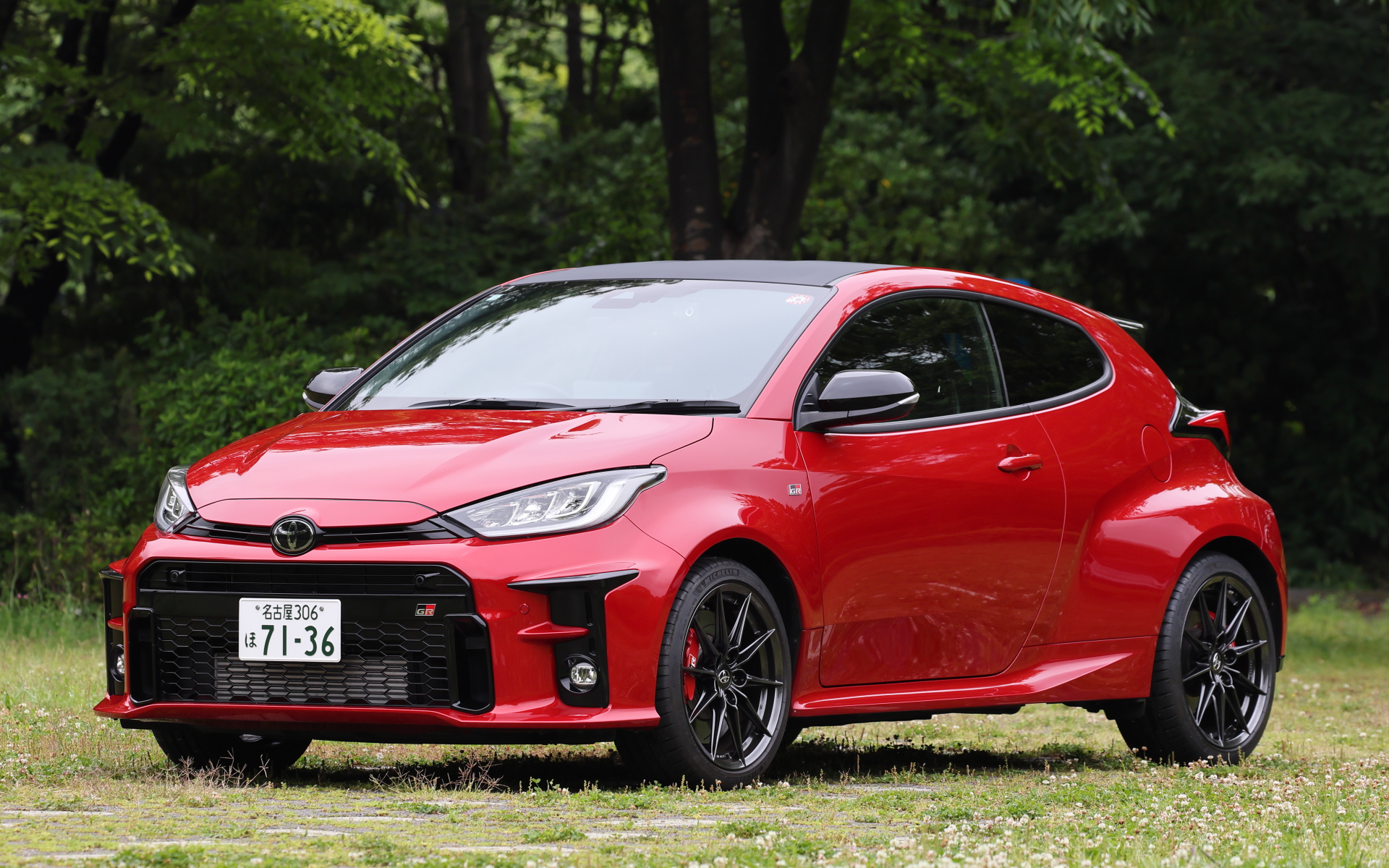 今回は従来型GRヤリス（上）と進化型GRヤリス（下）に試乗。以下、従来型と進化型を同じように撮影したのでその違いを確かめてみてほしい