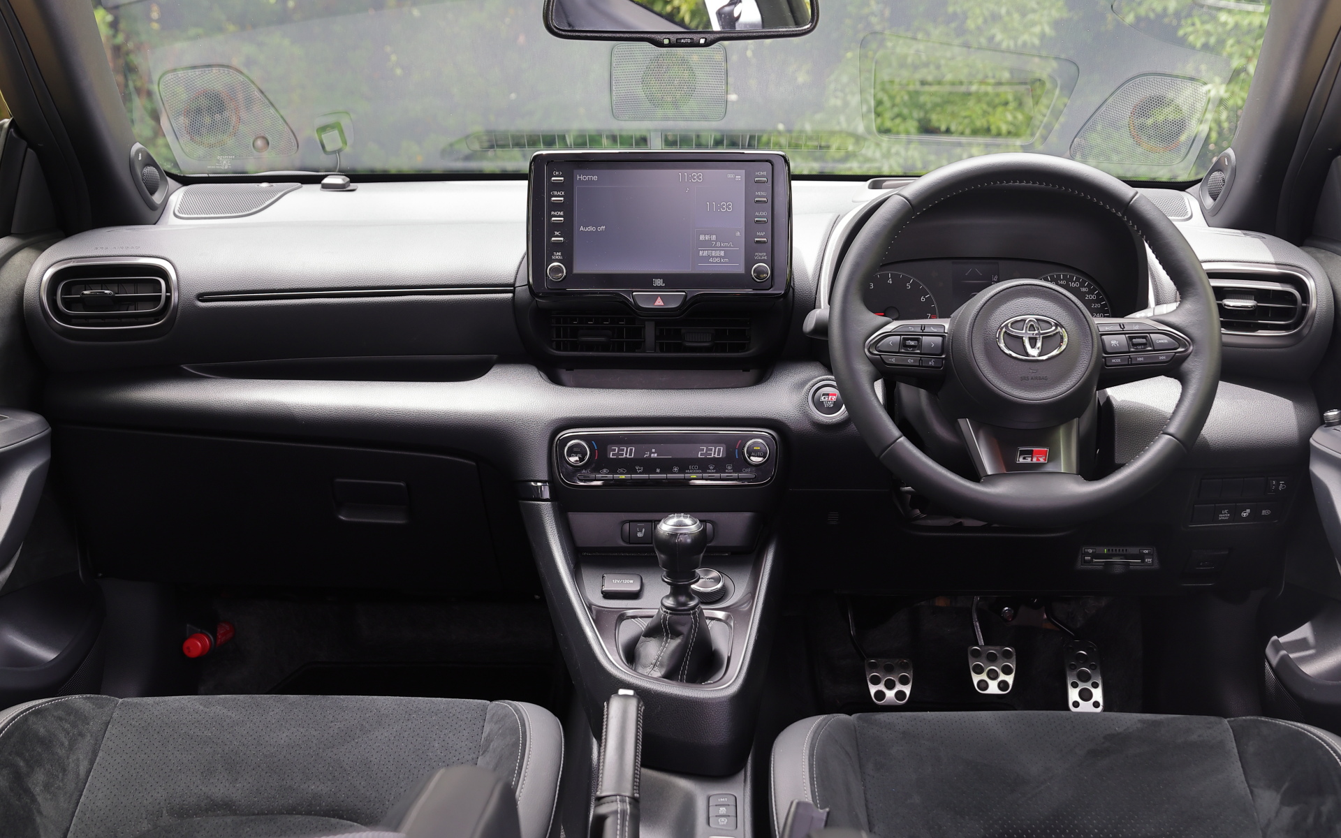 進化型GRヤリスではコクピットデザインを大幅変更。操作パネルとディスプレイをドライバー側へ15度傾けて設置することで視認性と操作性を改善したほか、メーターパネルには12.3インチフルカラーTFT液晶メーターを採用