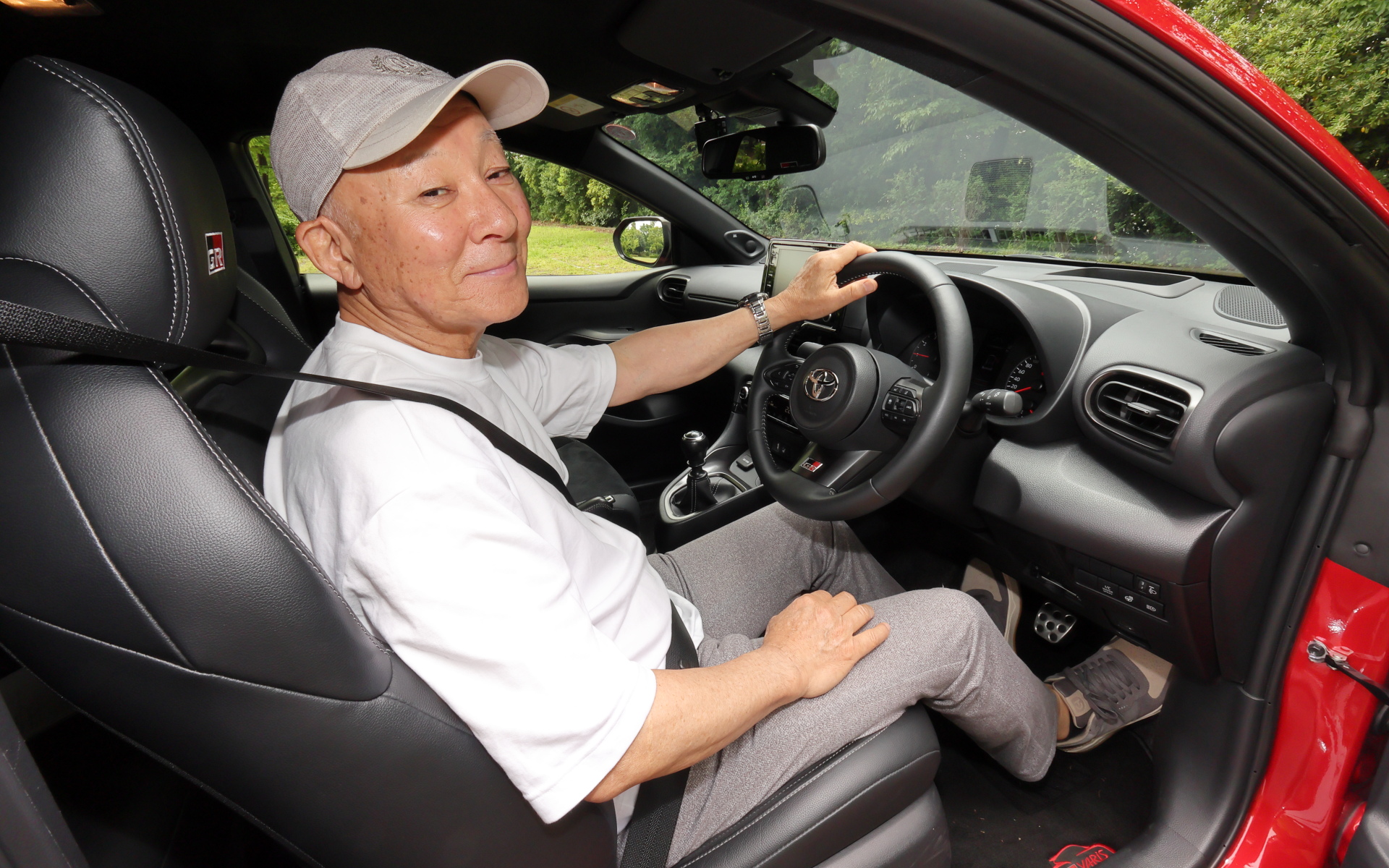 進化型GRヤリスではドライビングポジションを25mm下げるとともに、ステアリング位置も調整することでドライビング姿勢を改善