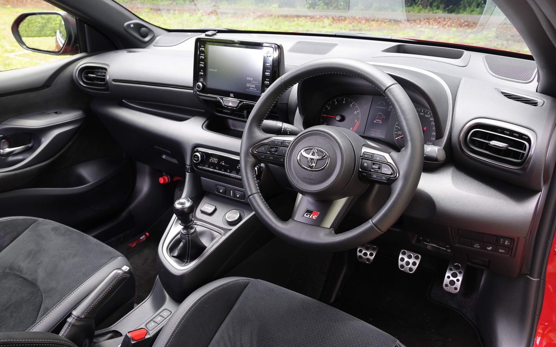 進化型GRヤリスではコクピットデザインを大幅変更。操作パネルとディスプレイをドライバー側へ15度傾けて設置することで視認性と操作性を改善したほか、メーターパネルには12.3インチフルカラーTFT液晶メーターを採用