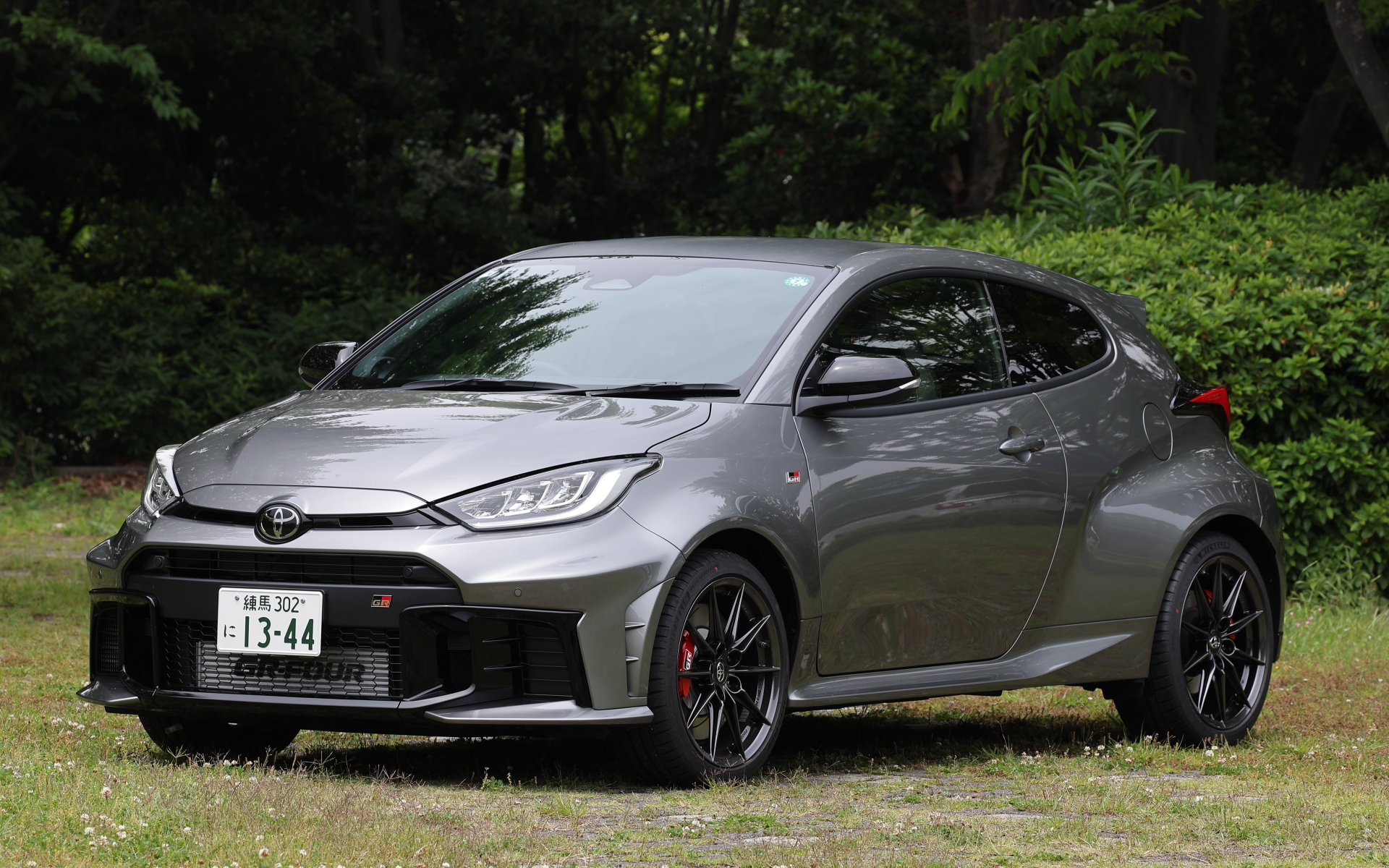 今回は従来型GRヤリス（上）と進化型GRヤリス（下）に試乗。以下、従来型と進化型を同じように撮影したのでその違いを確かめてみてほしい