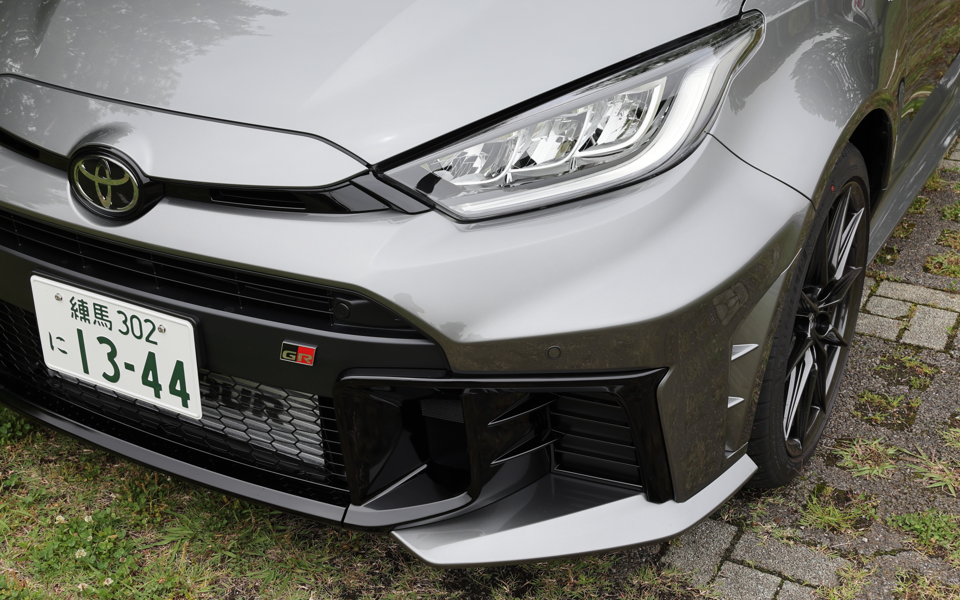 進化型GRヤリスではモータースポーツ参戦から得られた知見を採り入れ、ロアグリルには薄型・軽量化と強度を両立するスチールメッシュを、バンパーロアサイドには3分割構造を新採用。サイドロアグリルは開口部の大きい形状として冷却性能を確保するとともに、バンパーサイドにアウトレットを設けることでサブラジエターおよびATFクーラーの熱を効果的に排出するデザインに