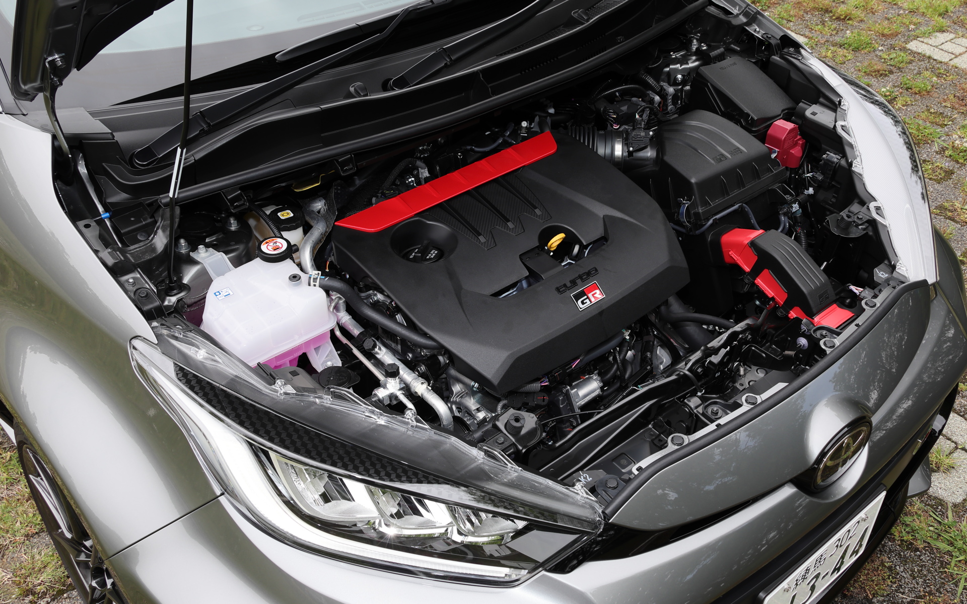 進化型GRヤリスの直列3気筒1.6リッターインタークーラーターボ「G16E-GTS」型エンジンは最高出力224kW（304PS）/6500rpm、最大トルク400Nm（40.8kgfm）/3250-4600rpmを発生。燃料タンク容量は50Lで、WLTCモード燃費は12.4km/L（6速MTのRZ“High performance”）とした