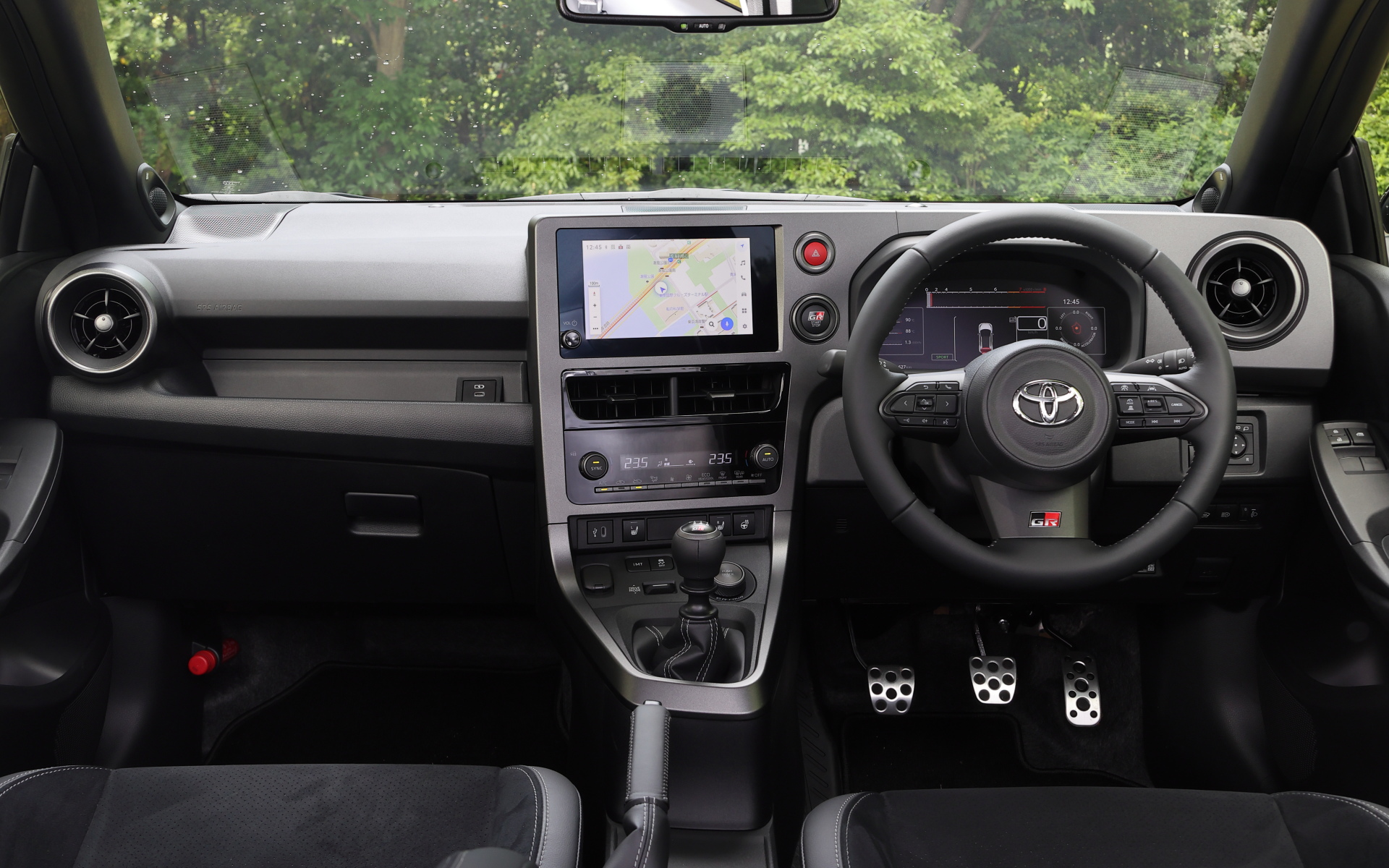 進化型GRヤリスではコクピットデザインを大幅変更。操作パネルとディスプレイをドライバー側へ15度傾けて設置することで視認性と操作性を改善したほか、メーターパネルには12.3インチフルカラーTFT液晶メーターを採用
